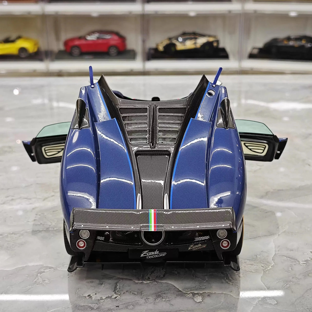Almost Real Pagani 2010 Zonda Tri-Colore 1:18 – Keräilyvalmisteinen valumalli