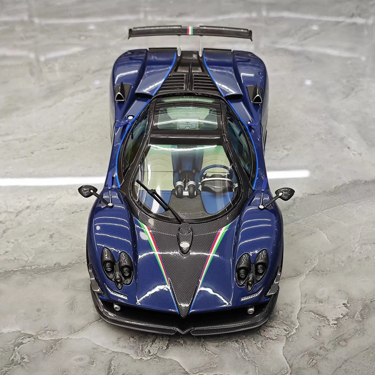 Almost Real Pagani 2010 Zonda Tri-Colore 1:18 – Keräilyvalmisteinen valumalli