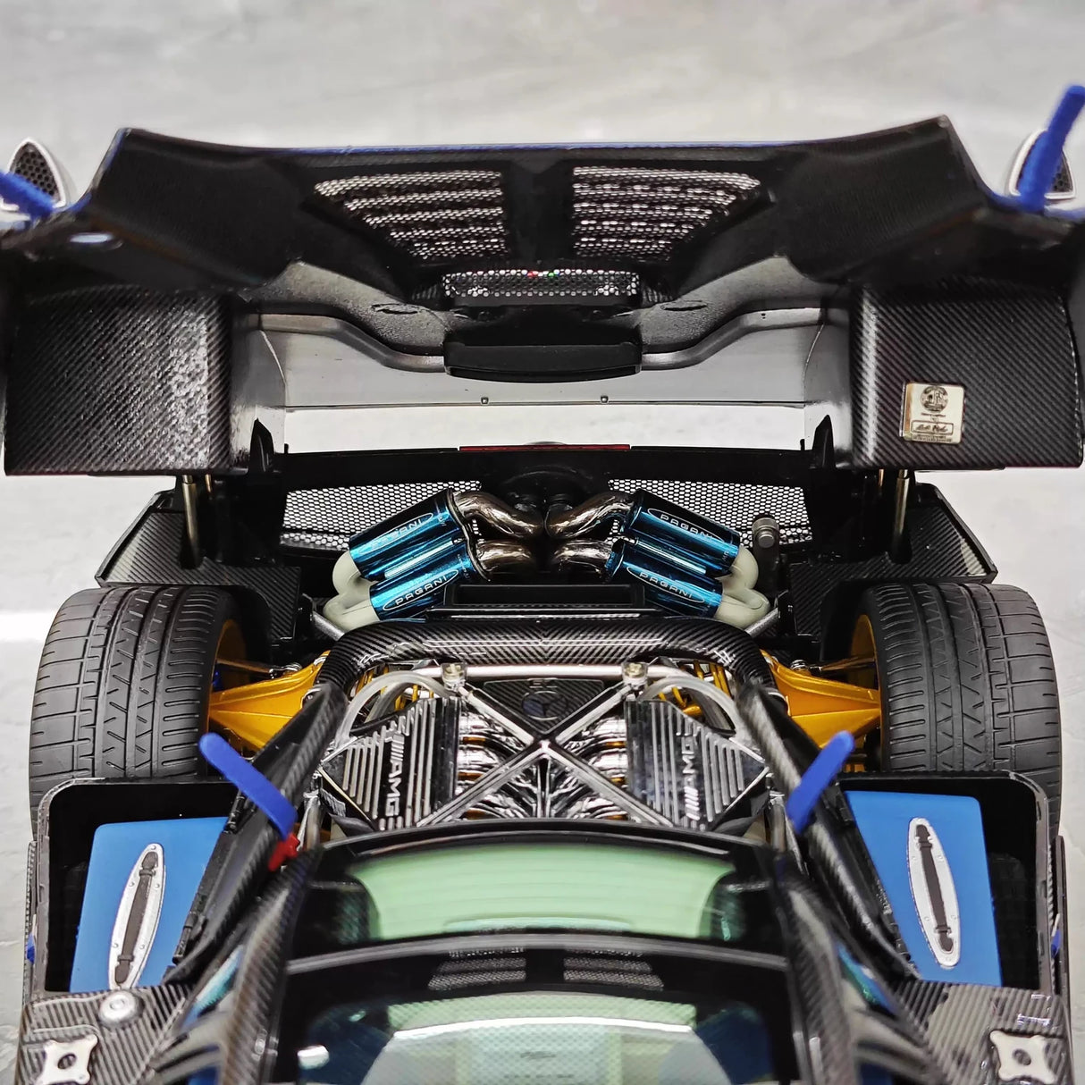 Almost Real Pagani 2010 Zonda Tri-Colore 1:18 – Keräilyvalmisteinen valumalli