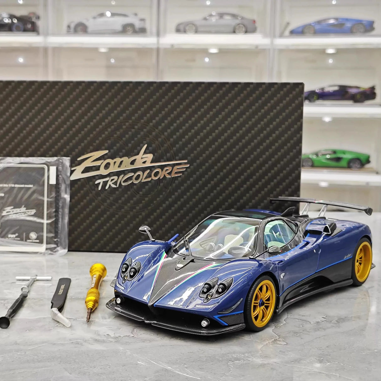 Almost Real Pagani 2010 Zonda Tri-Colore 1:18 – Keräilyvalmisteinen valumalli