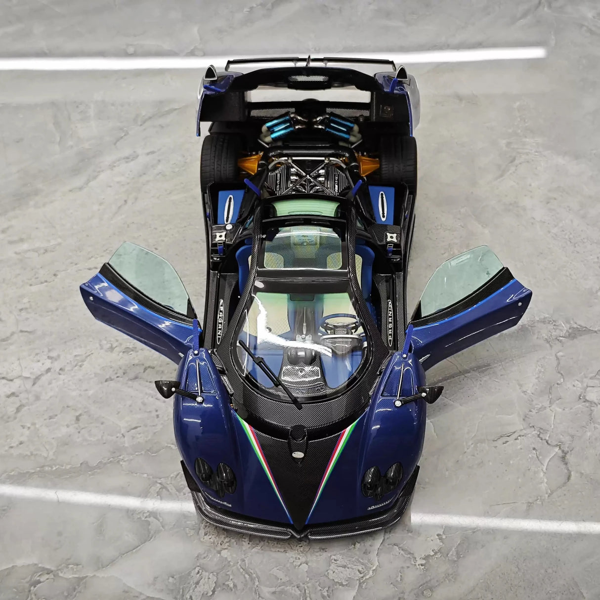 Almost Real Pagani 2010 Zonda Tri-Colore 1:18 – Keräilyvalmisteinen valumalli