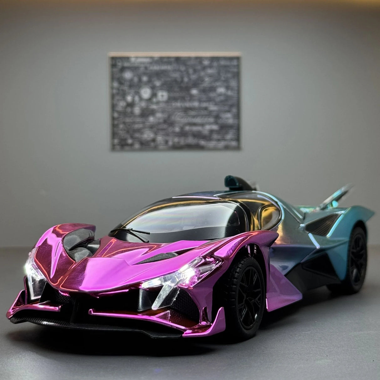 Apollo 2022 Project Evo roze Gradient 1:24 – diecast displaymodel