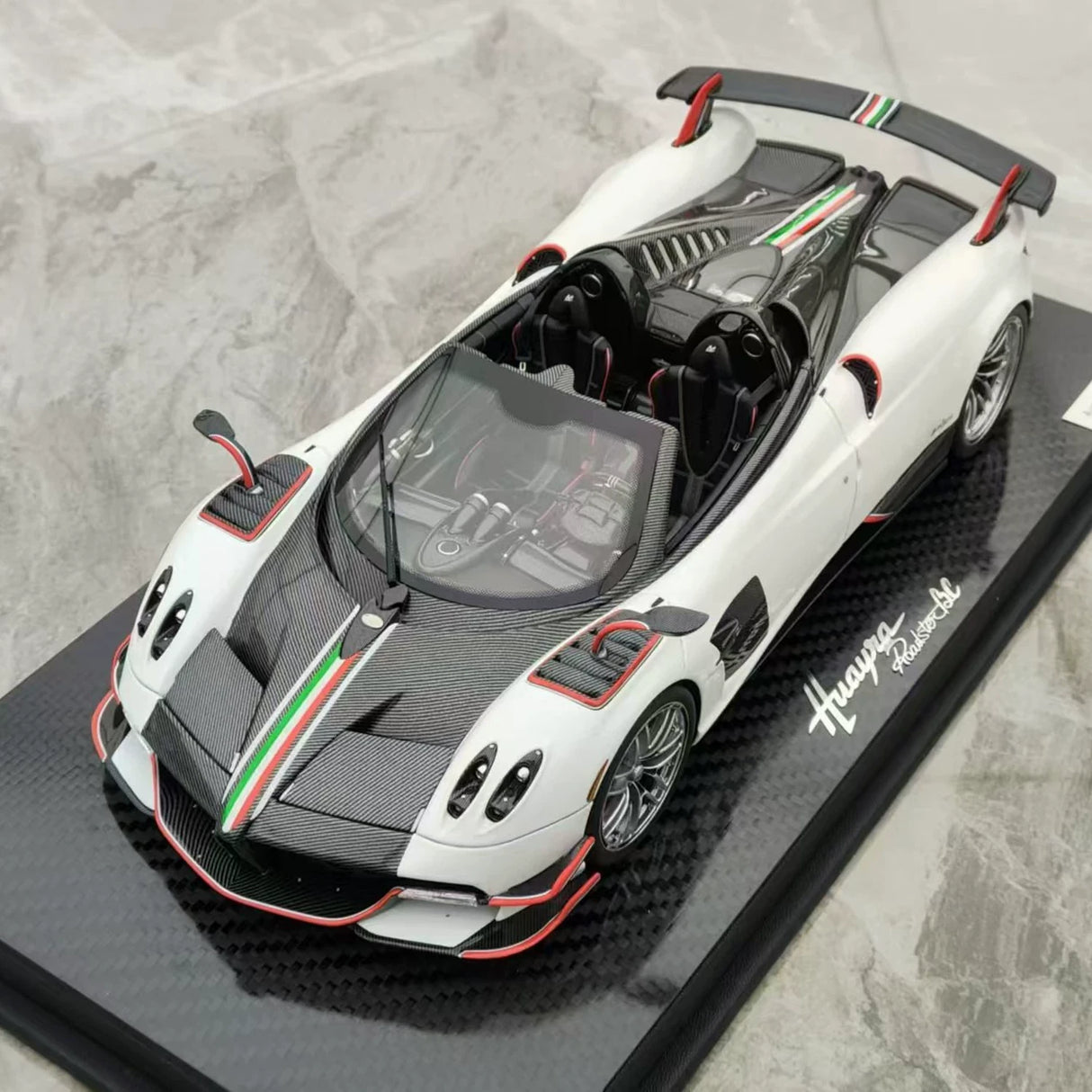 أوسترالوكس Pagani 2019 Huayra Roadster BC وايت 1:18 – نموذج راتنج قابل للجمع
