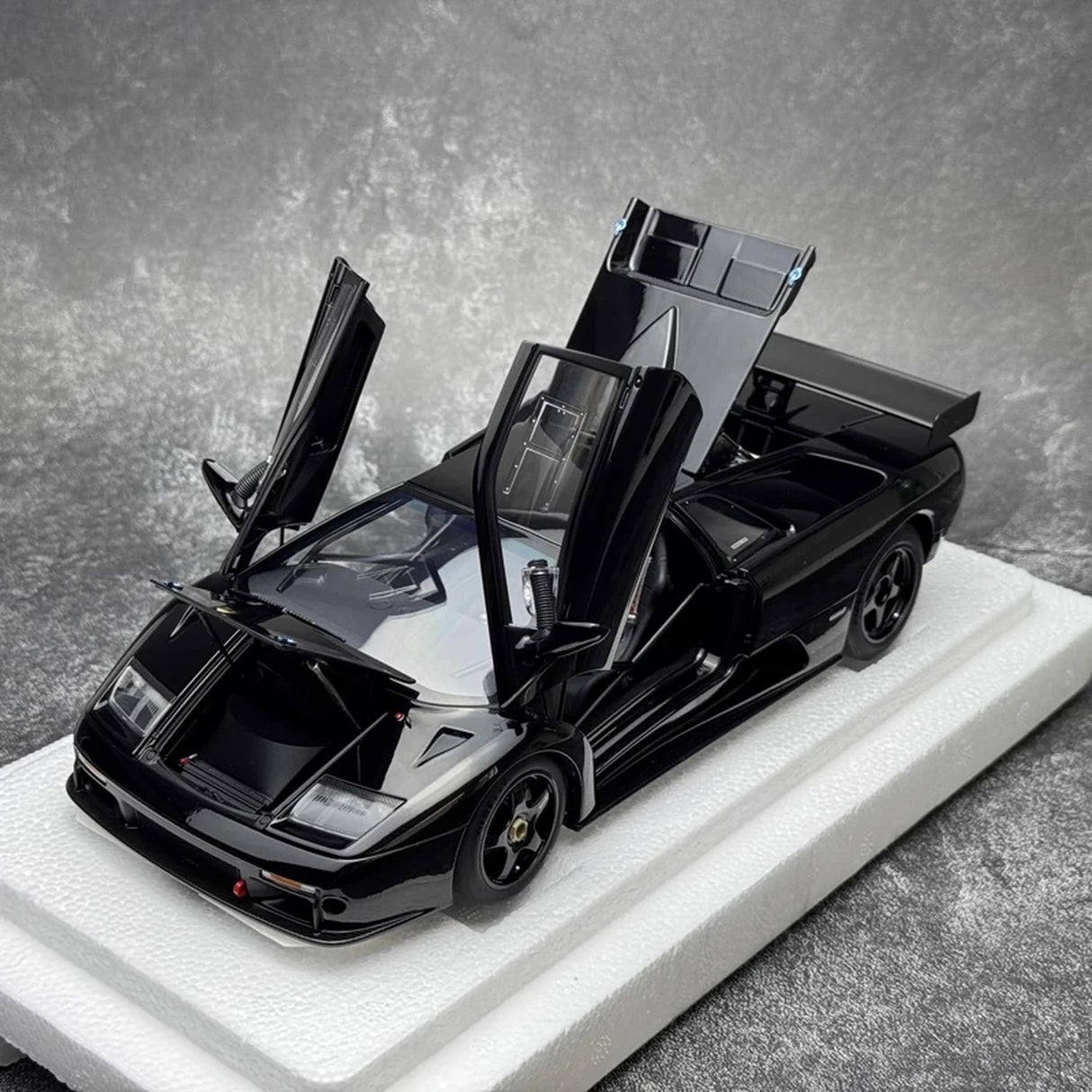 AutoArt Lamborghini 2000 Diablo GTR بلاك 1:18 – نموذج معدني قابل للجمع