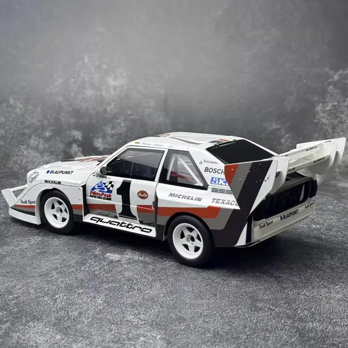 AutoArt Audi 1987 Quattro S1 Pikes Peak 1:18 – kolekcjonerski model żywicy