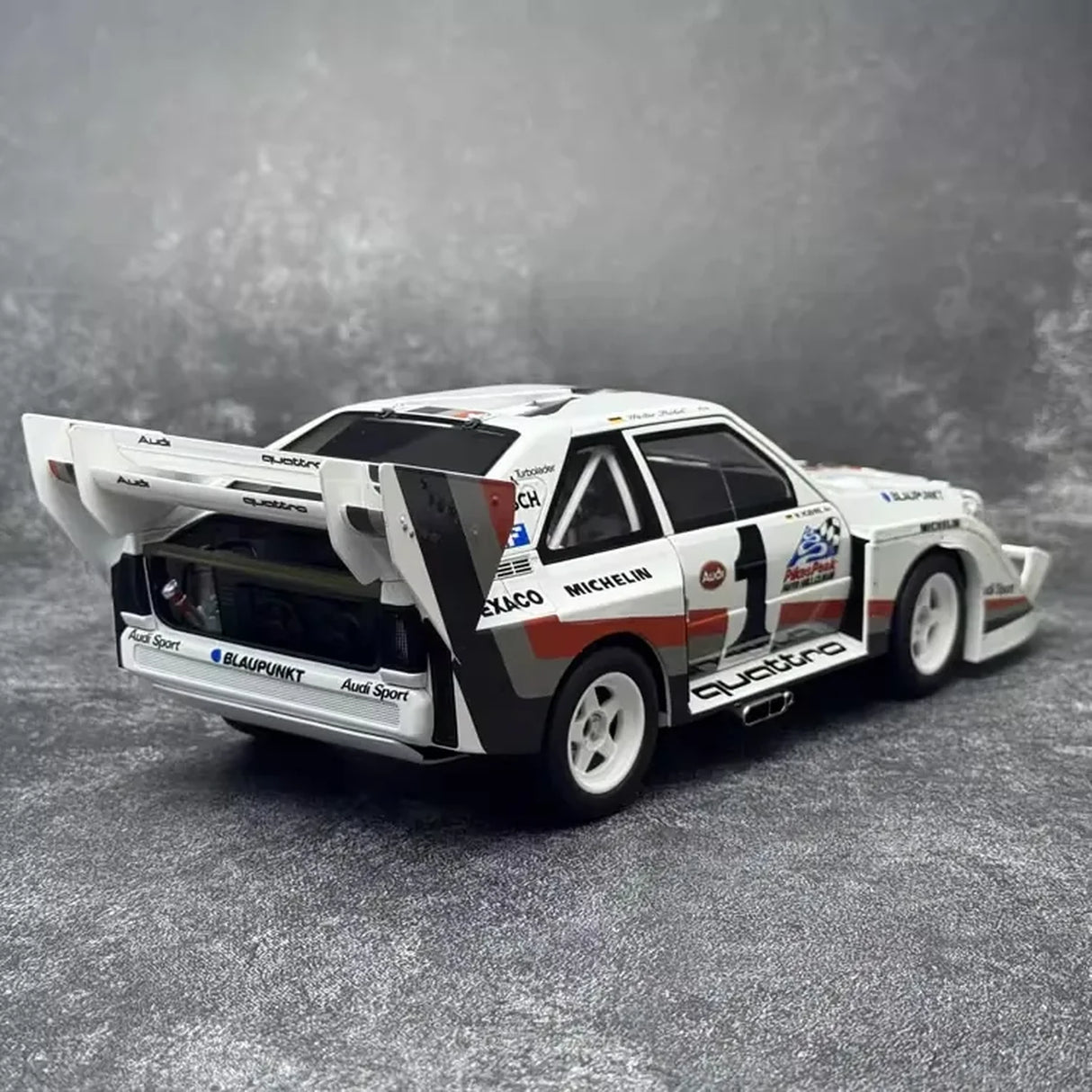 AutoArt Audi 1987 Quattro S1 Pikes Peak 1:18 – kolekcjonerski model żywicy