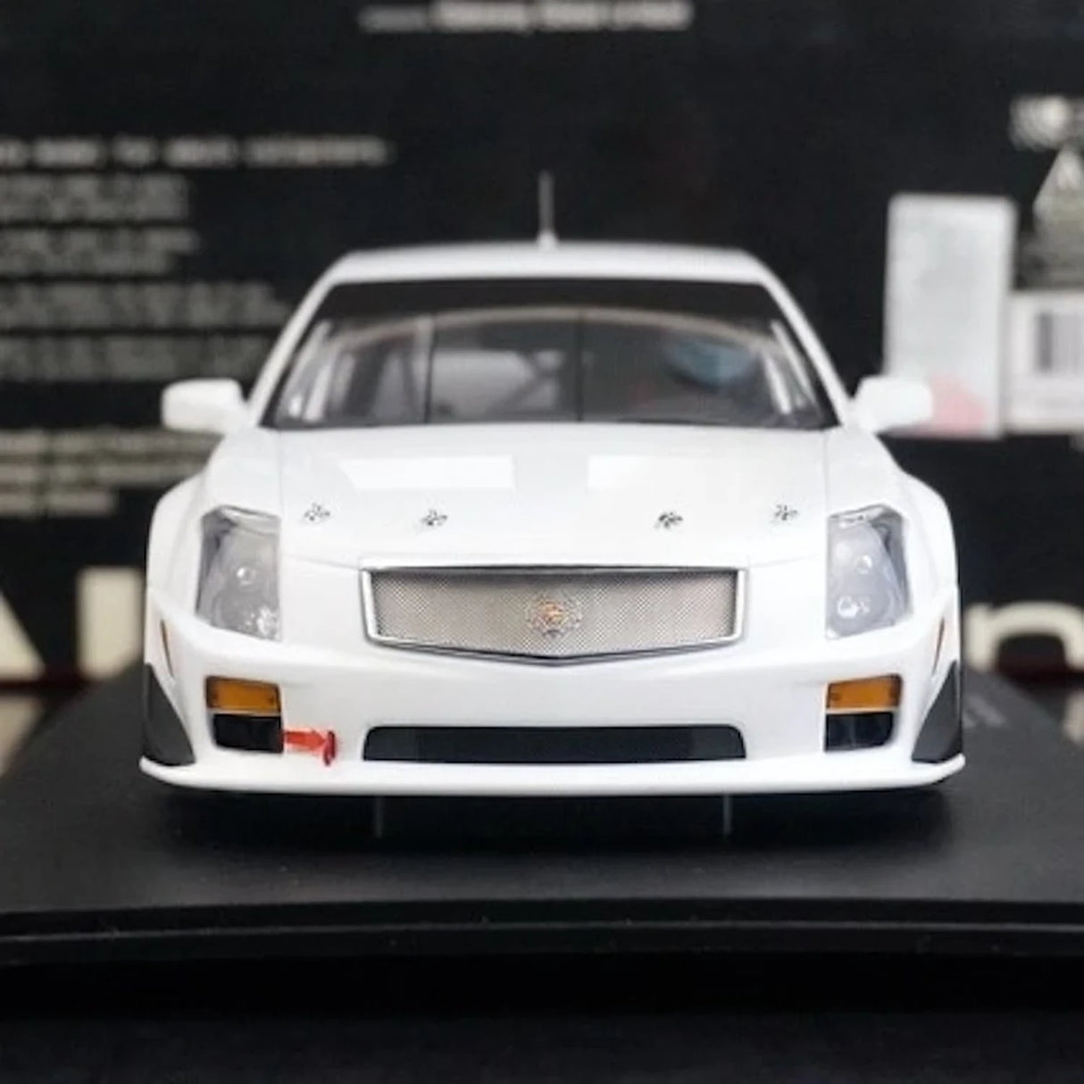 AutoArt Cadillac 2004 CTS-V Wit-geel-blauw accent 1:18 – verzamelobject gegoten model met gietgietijzer
