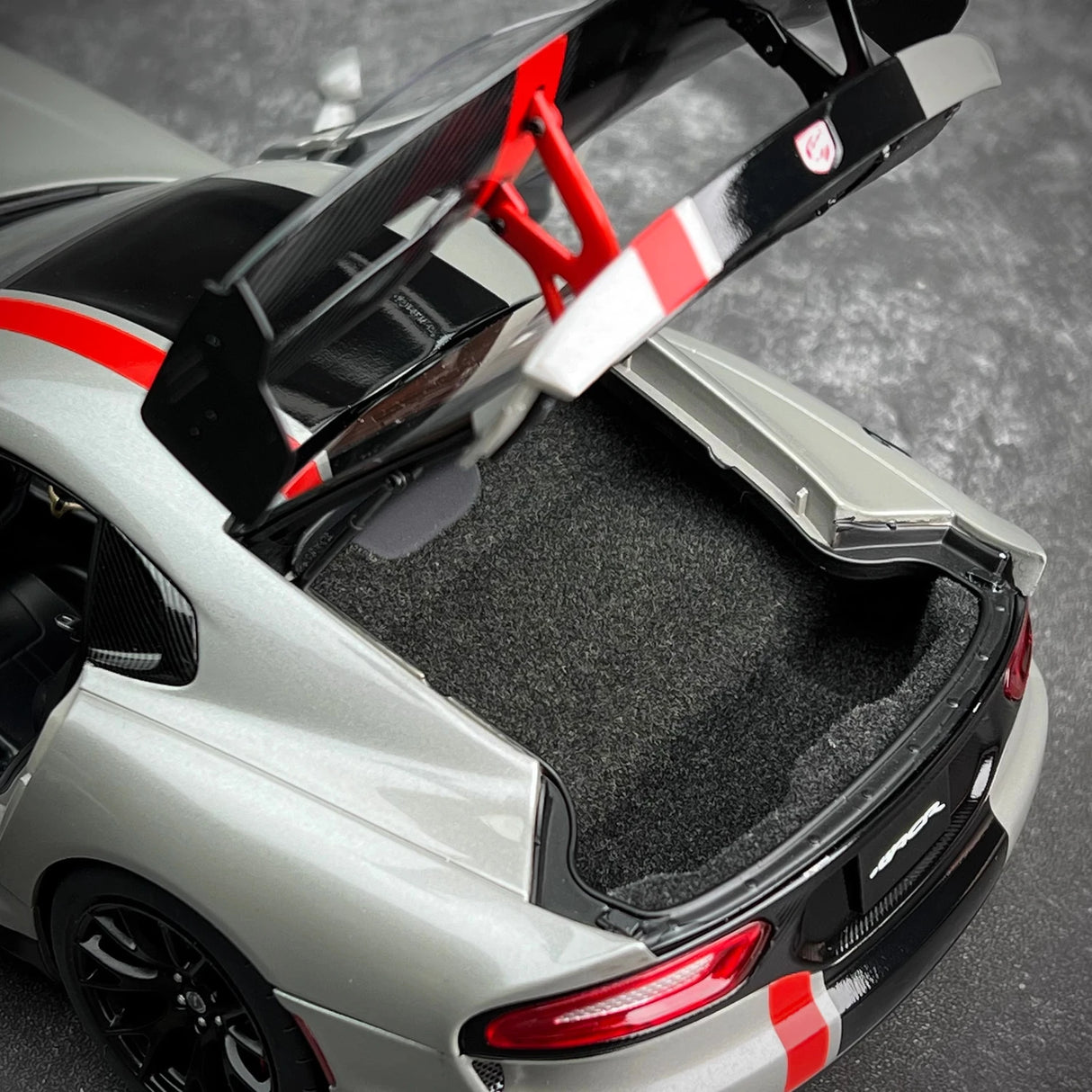 AutoArt Dodge 2017 Viper ACR zilver and rood 1:18 – diecast verzamelmodel