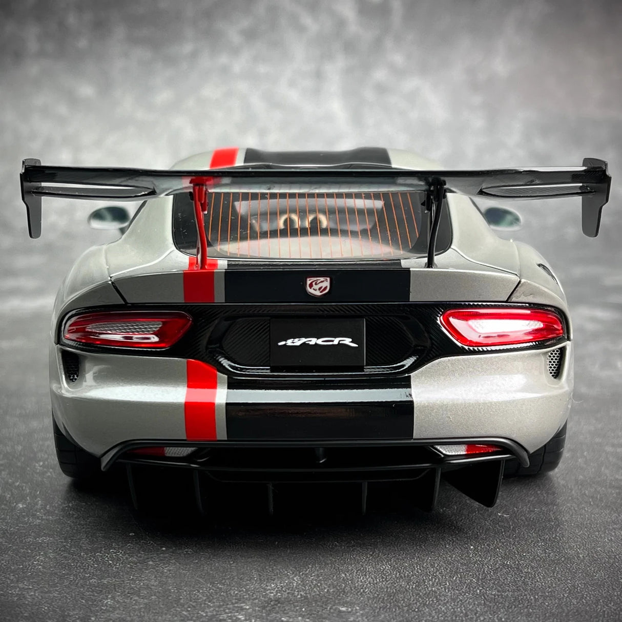 AutoArt Dodge 2017 Viper ACR zilver and rood 1:18 – diecast verzamelmodel