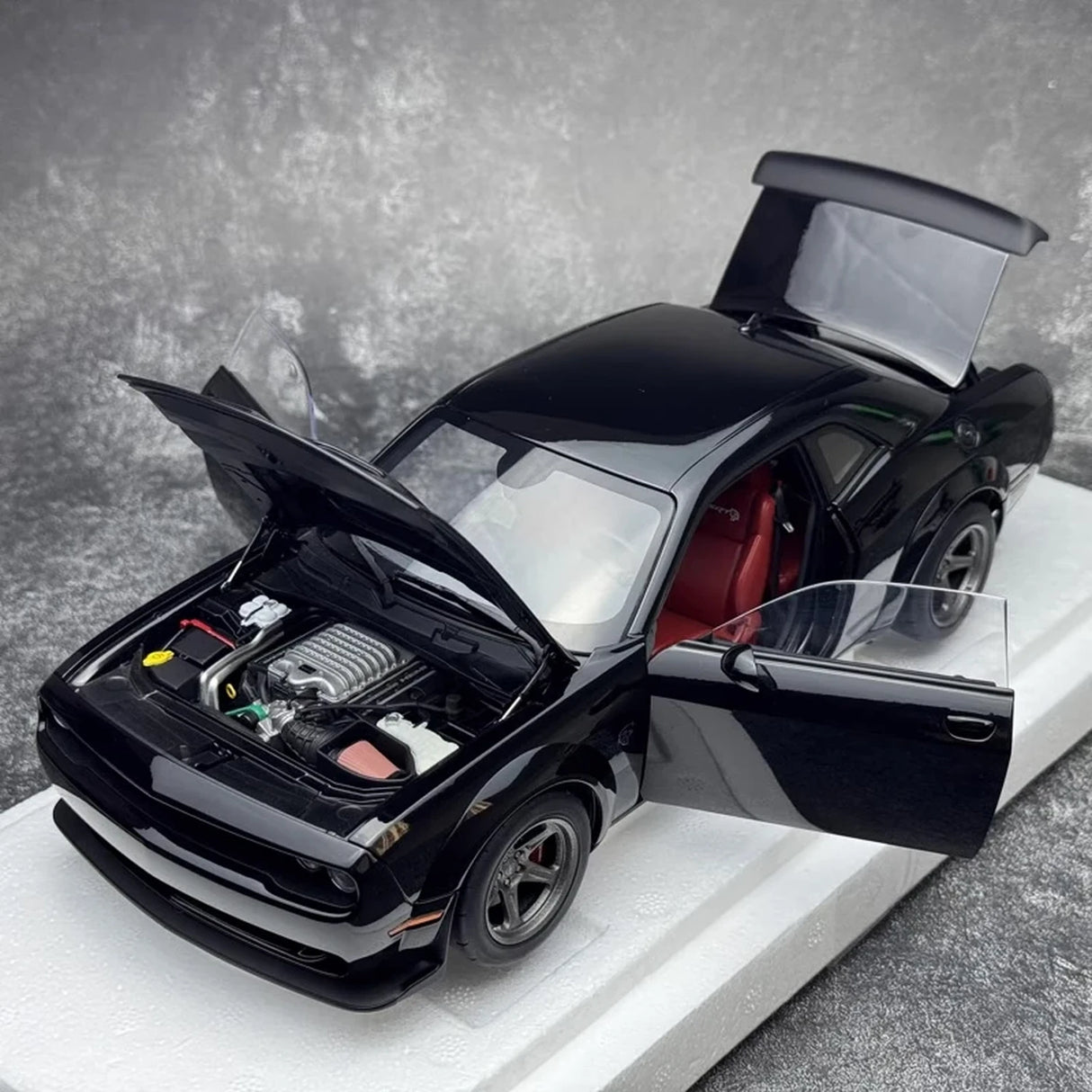 AutoArt Dodge 2022 Challenger SRT Jailbreak zwart 1:18 – diecast verzamelmodel
