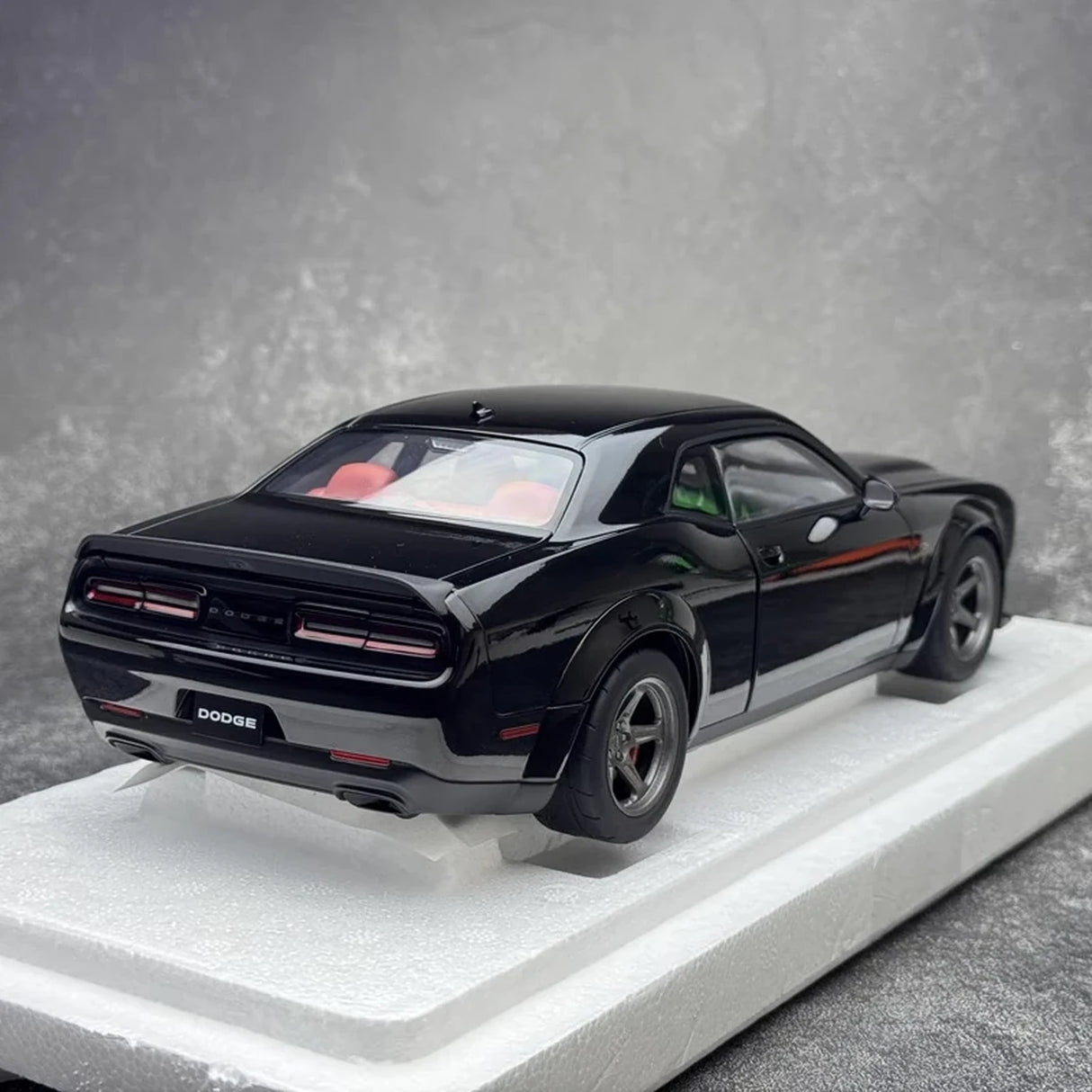 AutoArt Dodge 2022 Challenger SRT Jailbreak zwart 1:18 – diecast verzamelmodel