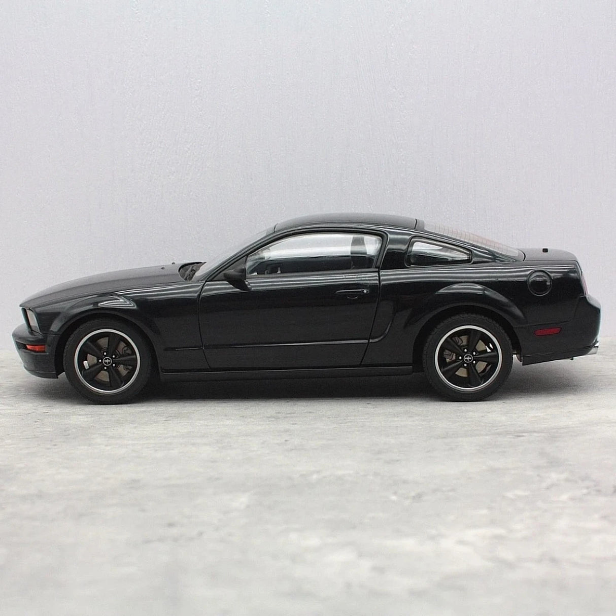 AutoArt Ford 2008 Mustang Bullitt GT Black 1:18 – Kolekcjonerski model odlewany z metalu