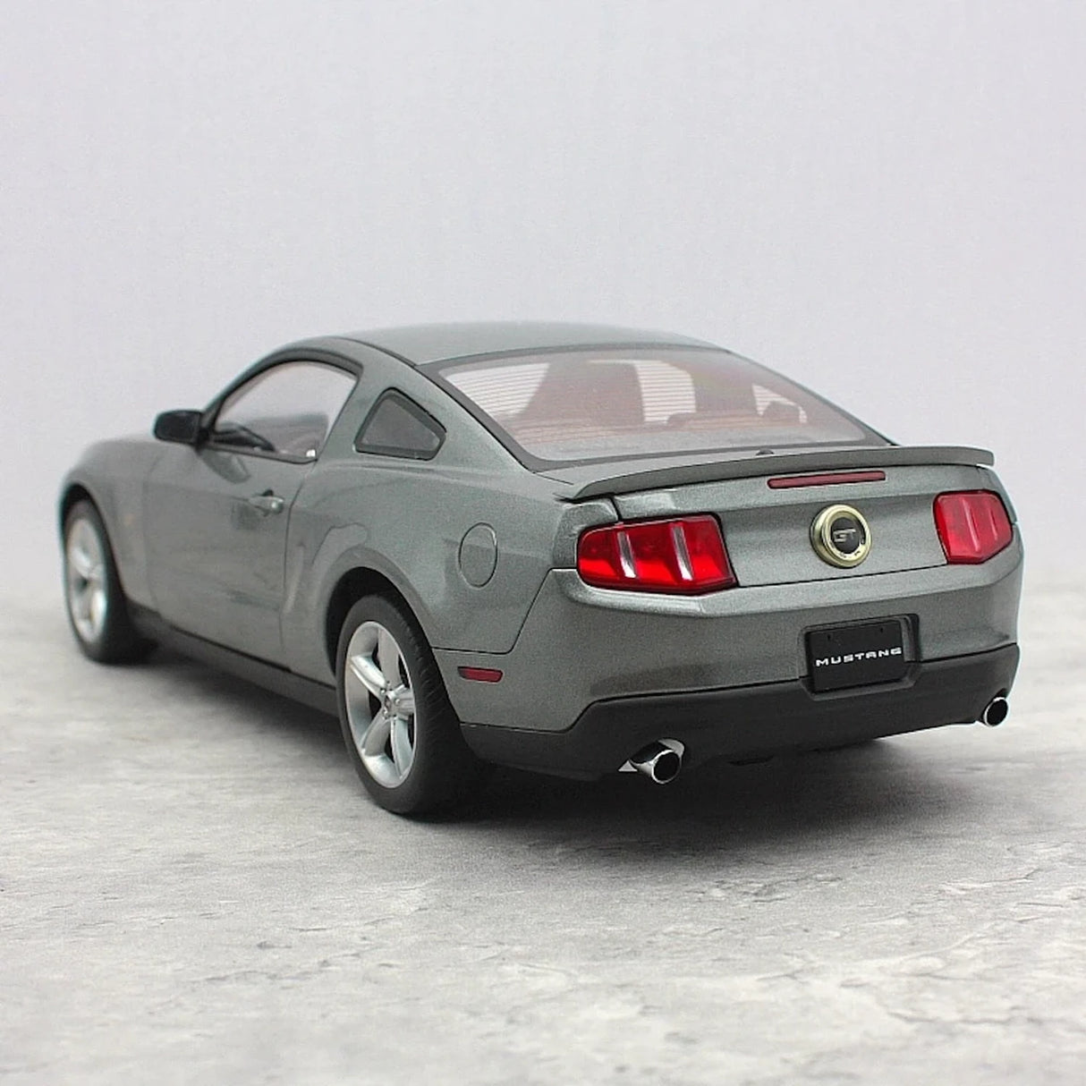 AutoArt Ford 2010 Mustang GT Gray 1:18 – Kolekcjonerski model odlewany