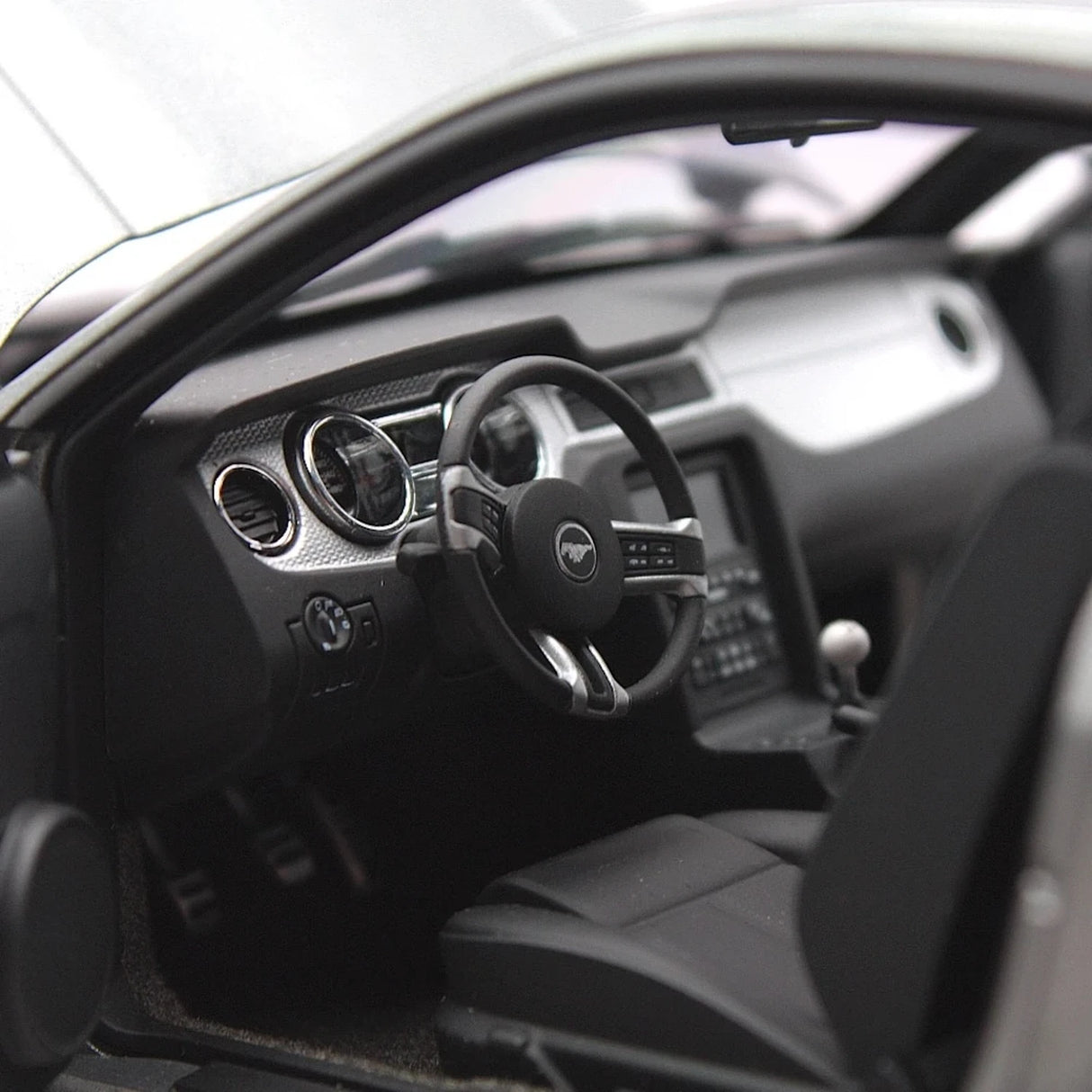 AutoArt Ford 2010 Mustang GT Gray 1:18 – Kolekcjonerski model odlewany