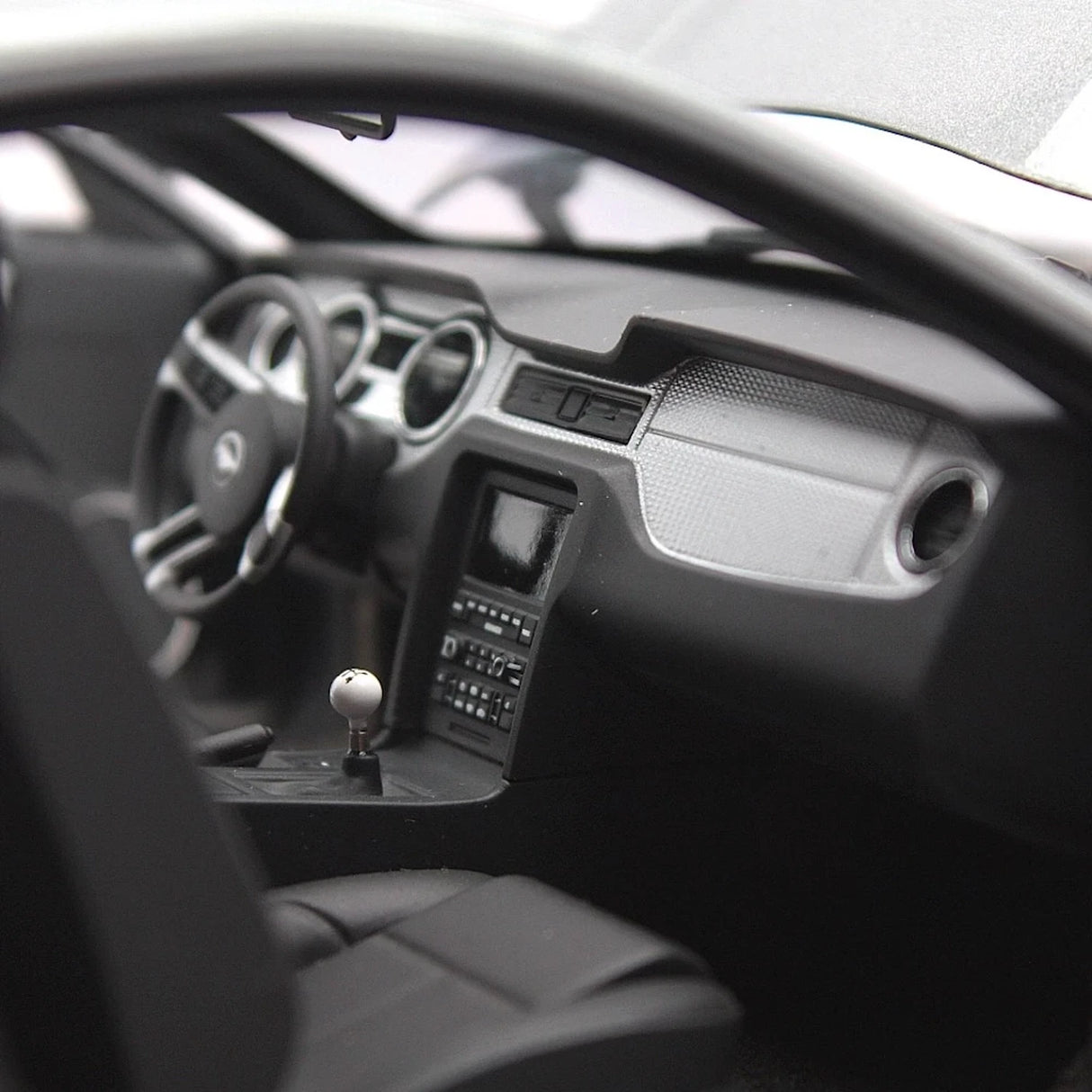 AutoArt Ford 2010 Mustang GT Gray 1:18 – Kolekcjonerski model odlewany