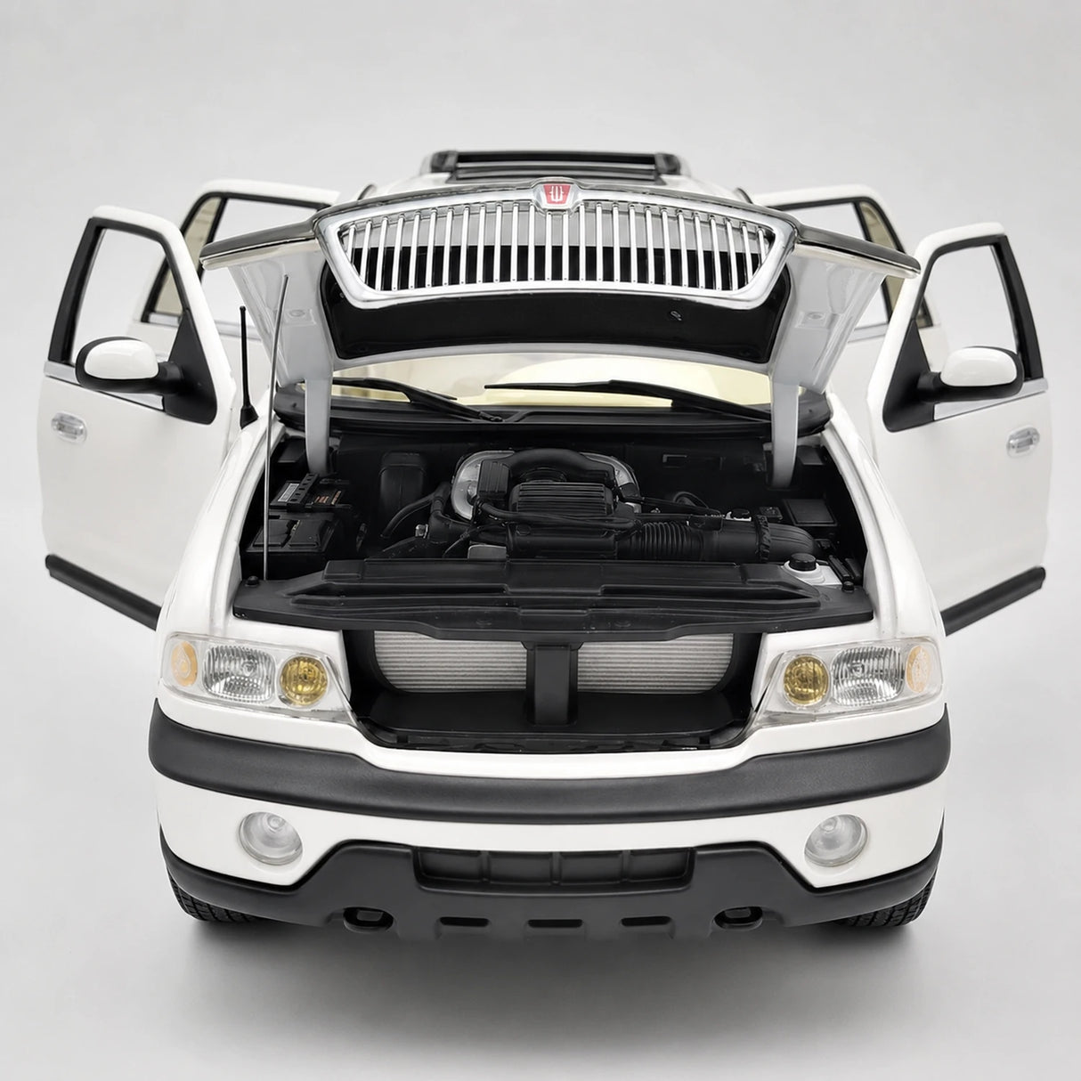 AutoArt Lincoln 2003 Navigator White 1:18 – Keräilyesineitä valuvalumallina