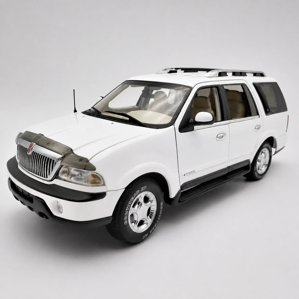AutoArt Lincoln 2003 Navigator White 1:18 – Keräilyesineitä valuvalumallina