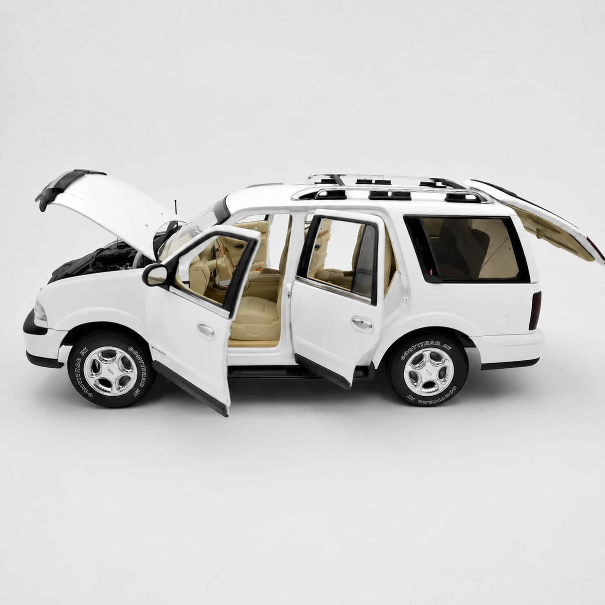 AutoArt Lincoln 2003 Navigator White 1:18 – Keräilyesineitä valuvalumallina