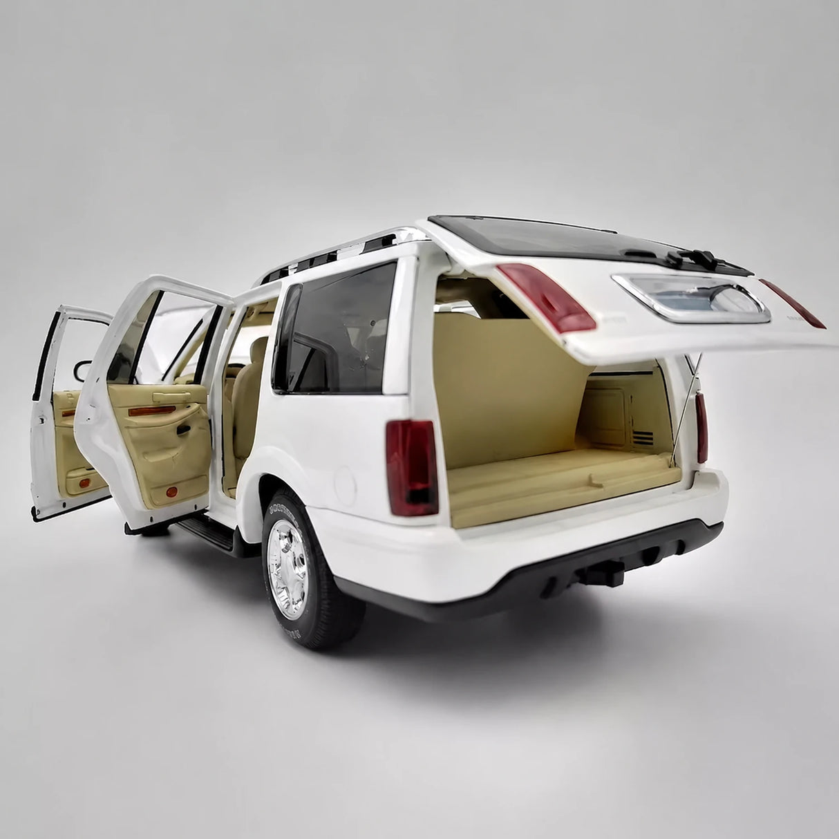 AutoArt Lincoln 2003 Navigator White 1:18 – Keräilyesineitä valuvalumallina