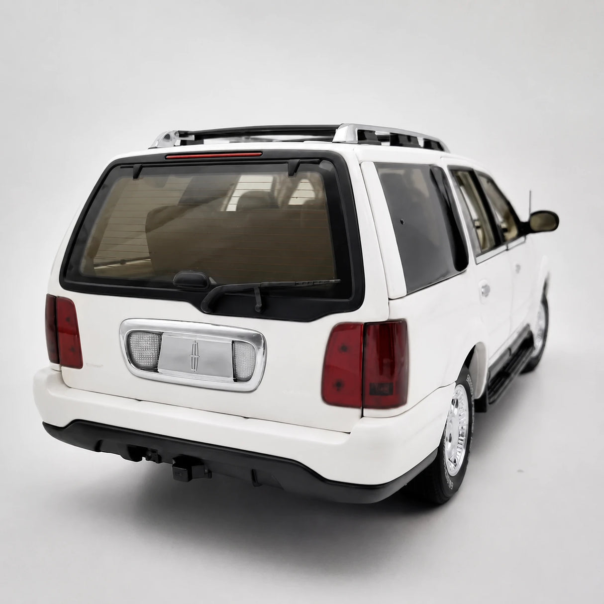 AutoArt Lincoln 2003 Navigator White 1:18 – Keräilyesineitä valuvalumallina