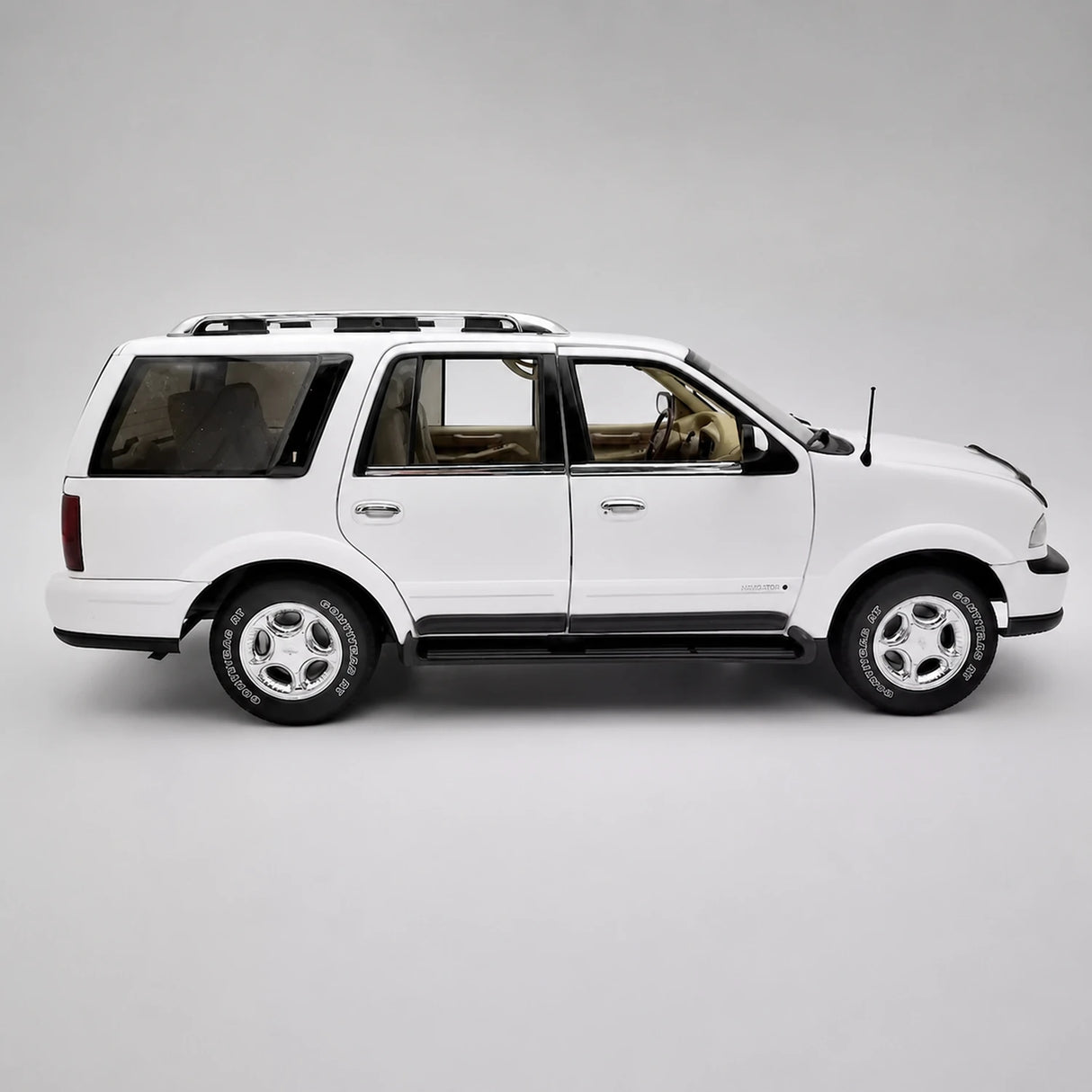 AutoArt Lincoln 2003 Navigator White 1:18 – Keräilyesineitä valuvalumallina