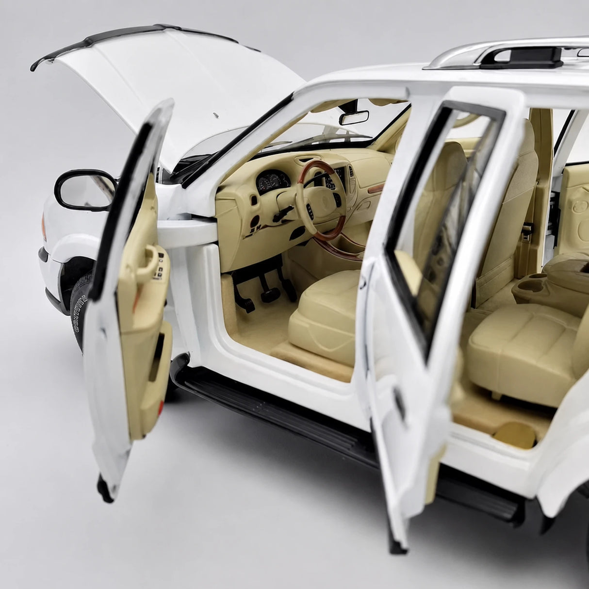 AutoArt Lincoln 2003 Navigator White 1:18 – Keräilyesineitä valuvalumallina