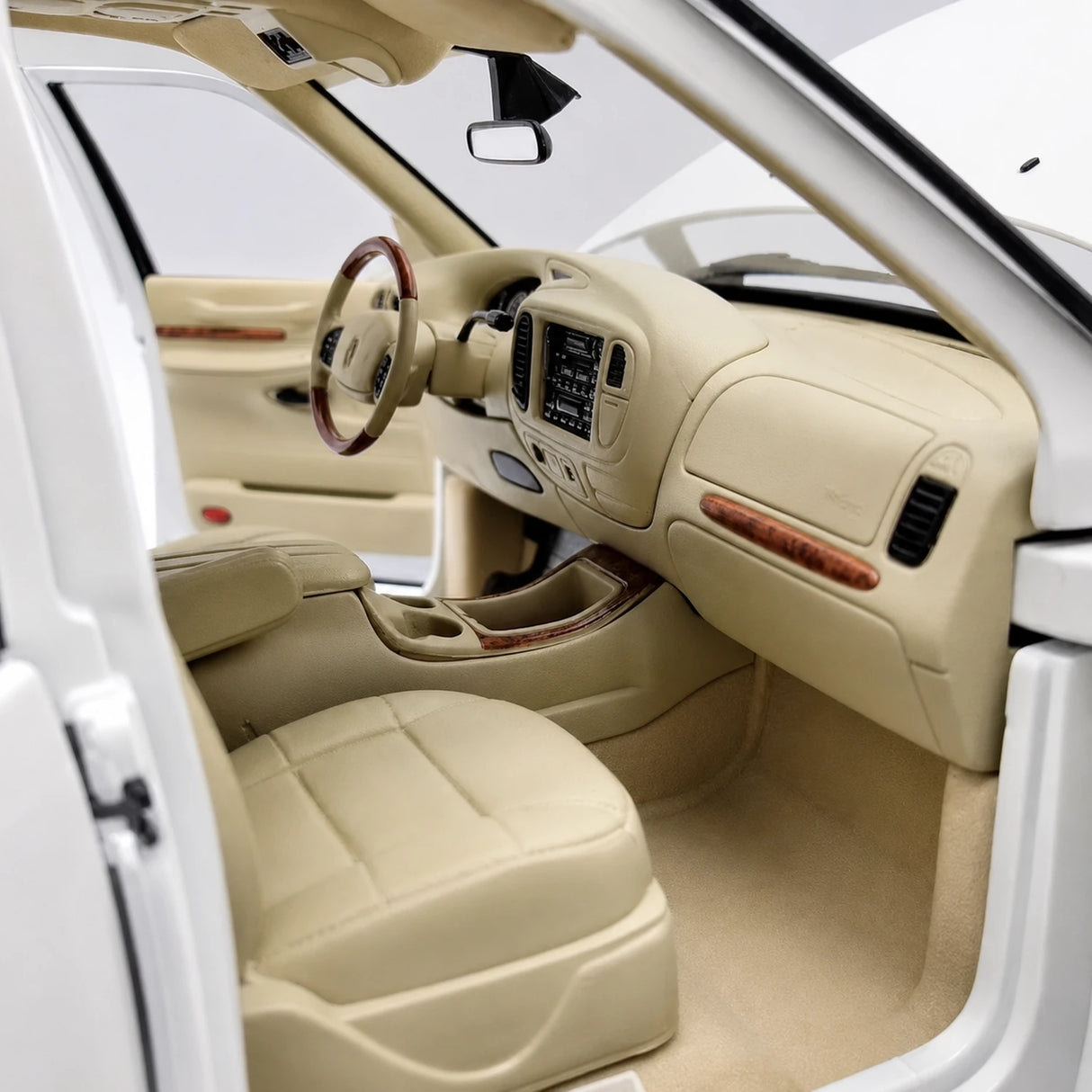 AutoArt Lincoln 2003 Navigator White 1:18 – Keräilyesineitä valuvalumallina