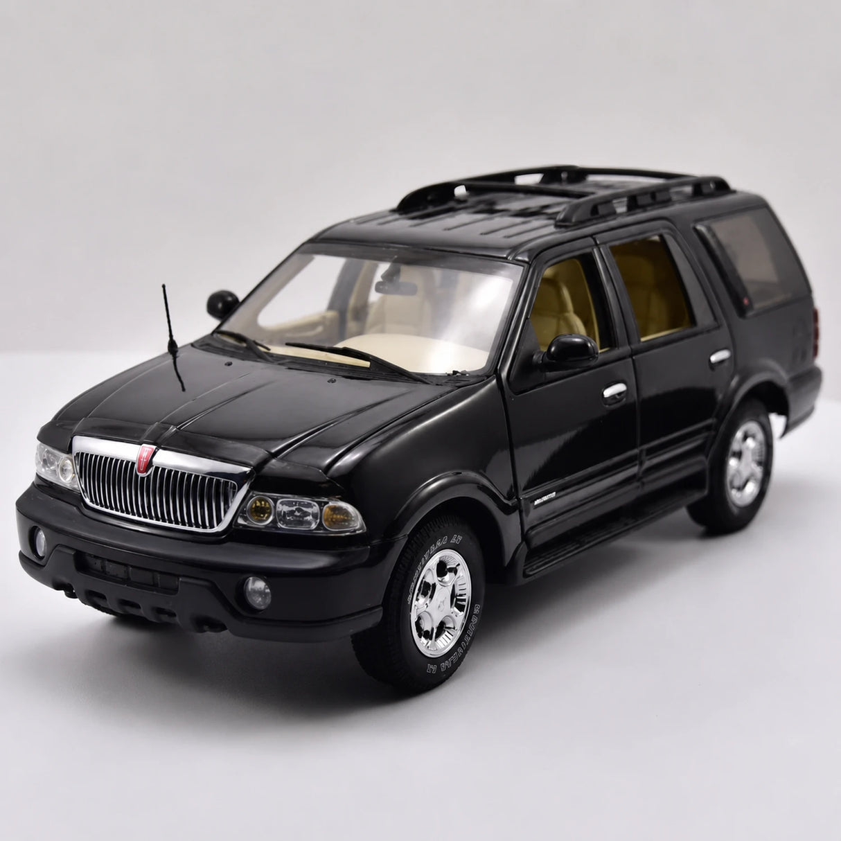 AutoArt Lincoln 2003 Navigator Black 1:18 – Keräilyvalmisteinen valumalli