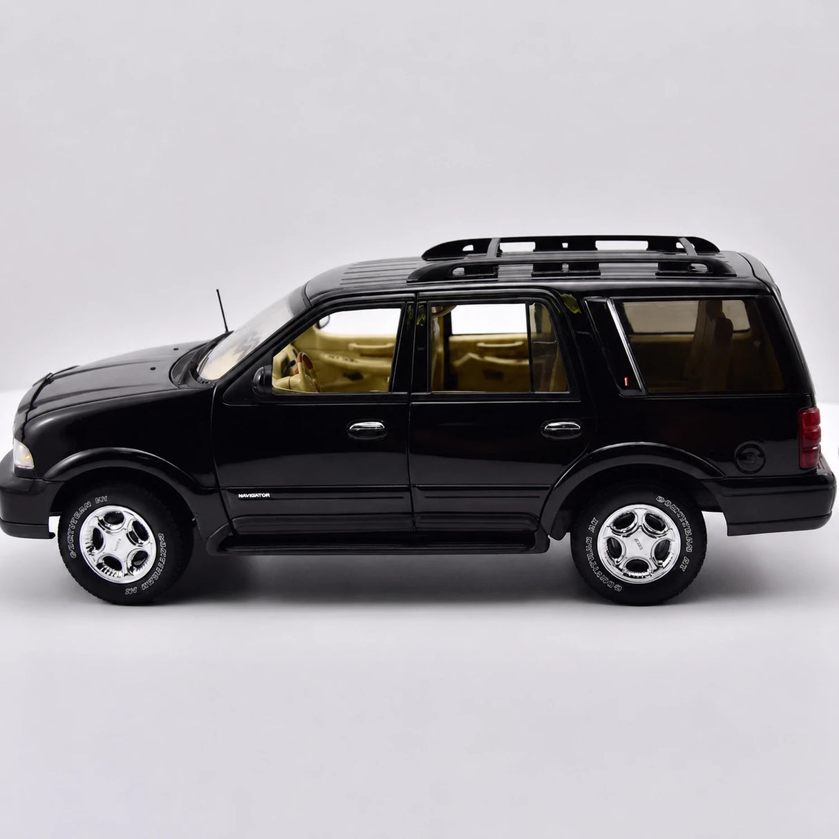 AutoArt Lincoln 2003 Navigator Black 1:18 – Keräilyvalmisteinen valumalli