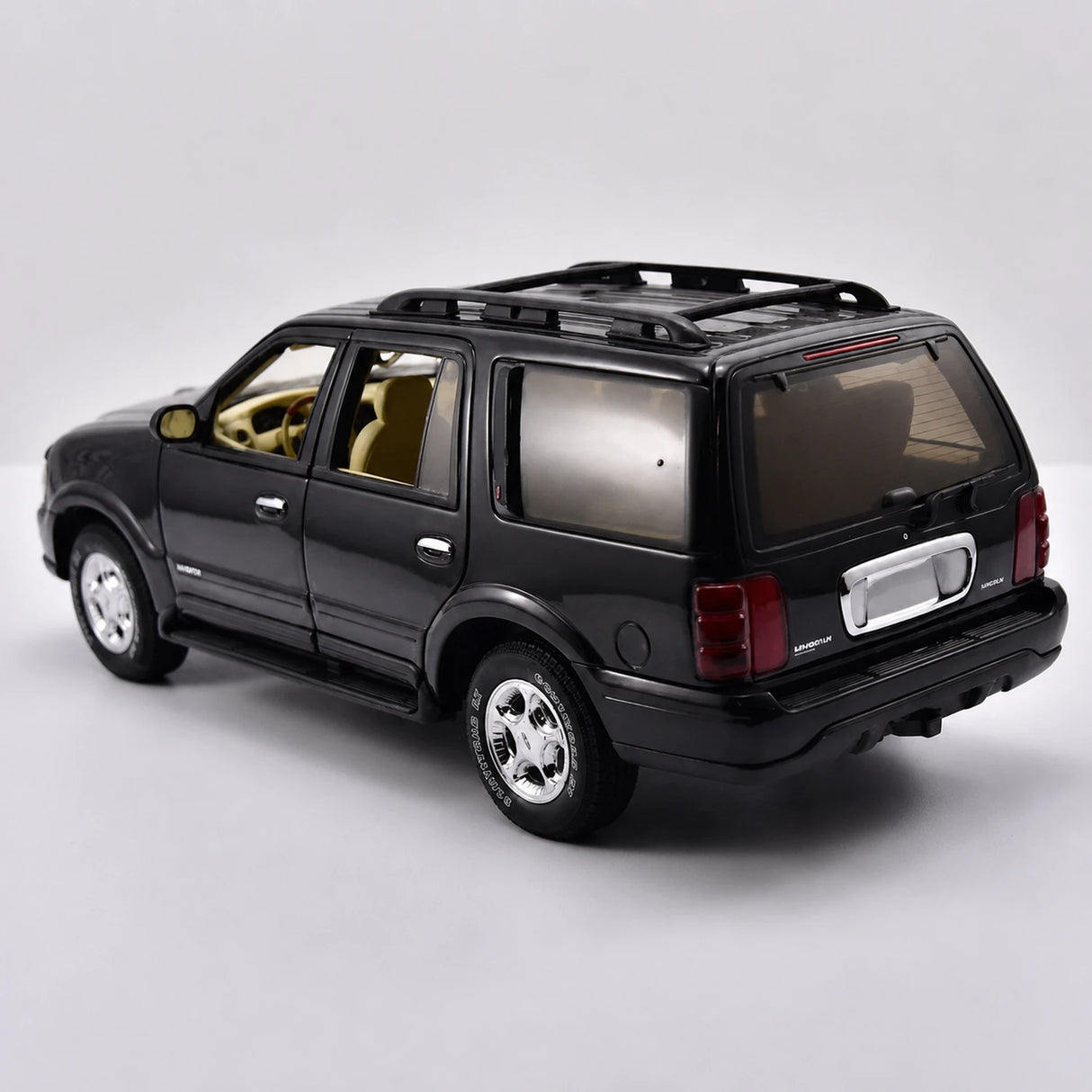 AutoArt Lincoln 2003 Navigator Black 1:18 – Keräilyvalmisteinen valumalli