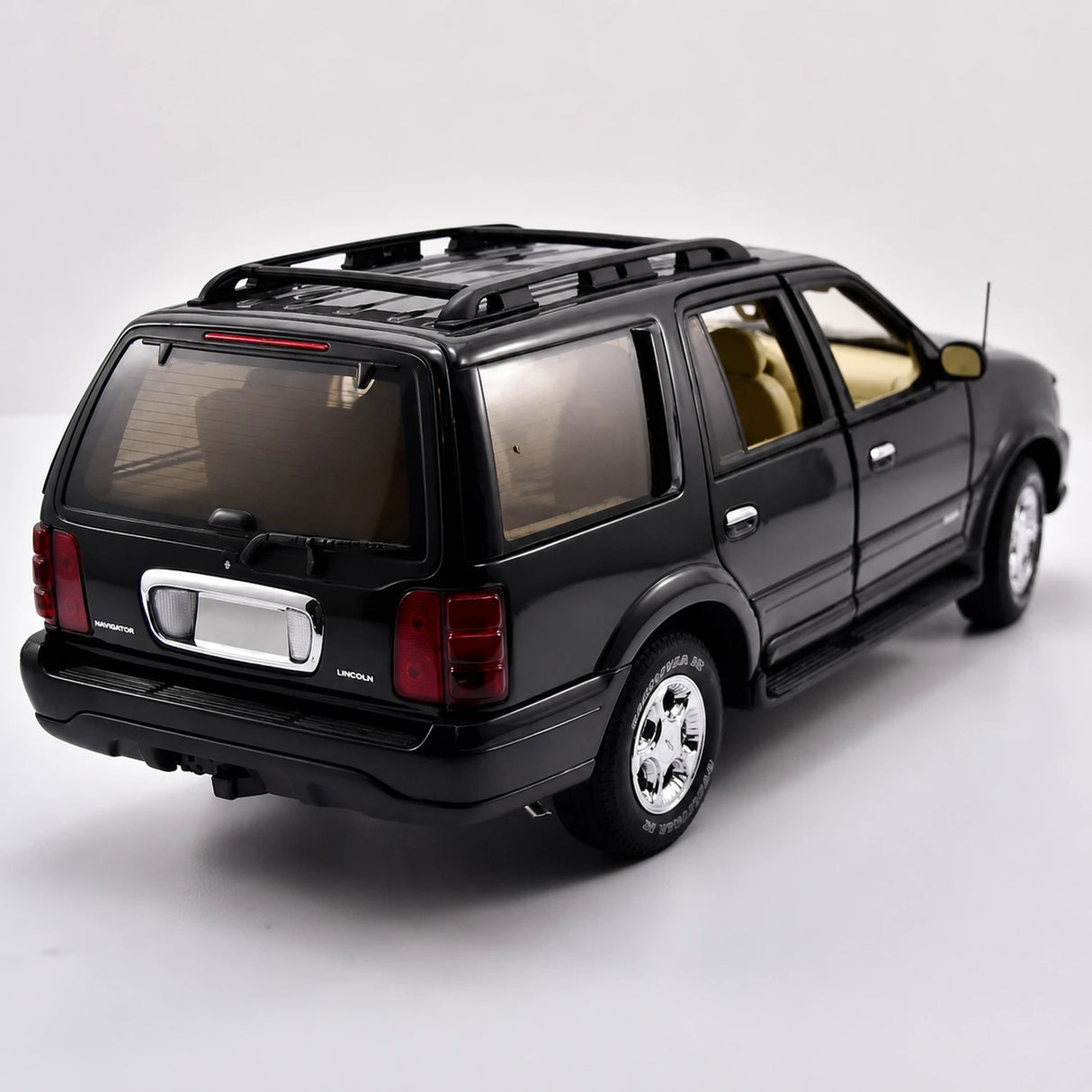 AutoArt Lincoln 2003 Navigator Black 1:18 – Keräilyvalmisteinen valumalli