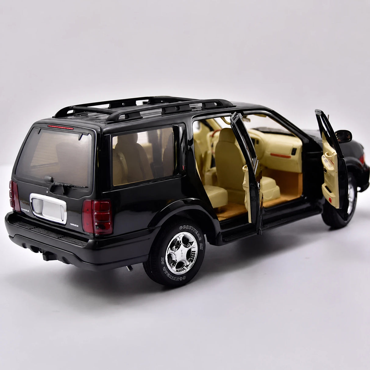 AutoArt Lincoln 2003 Navigator Black 1:18 – Keräilyvalmisteinen valumalli