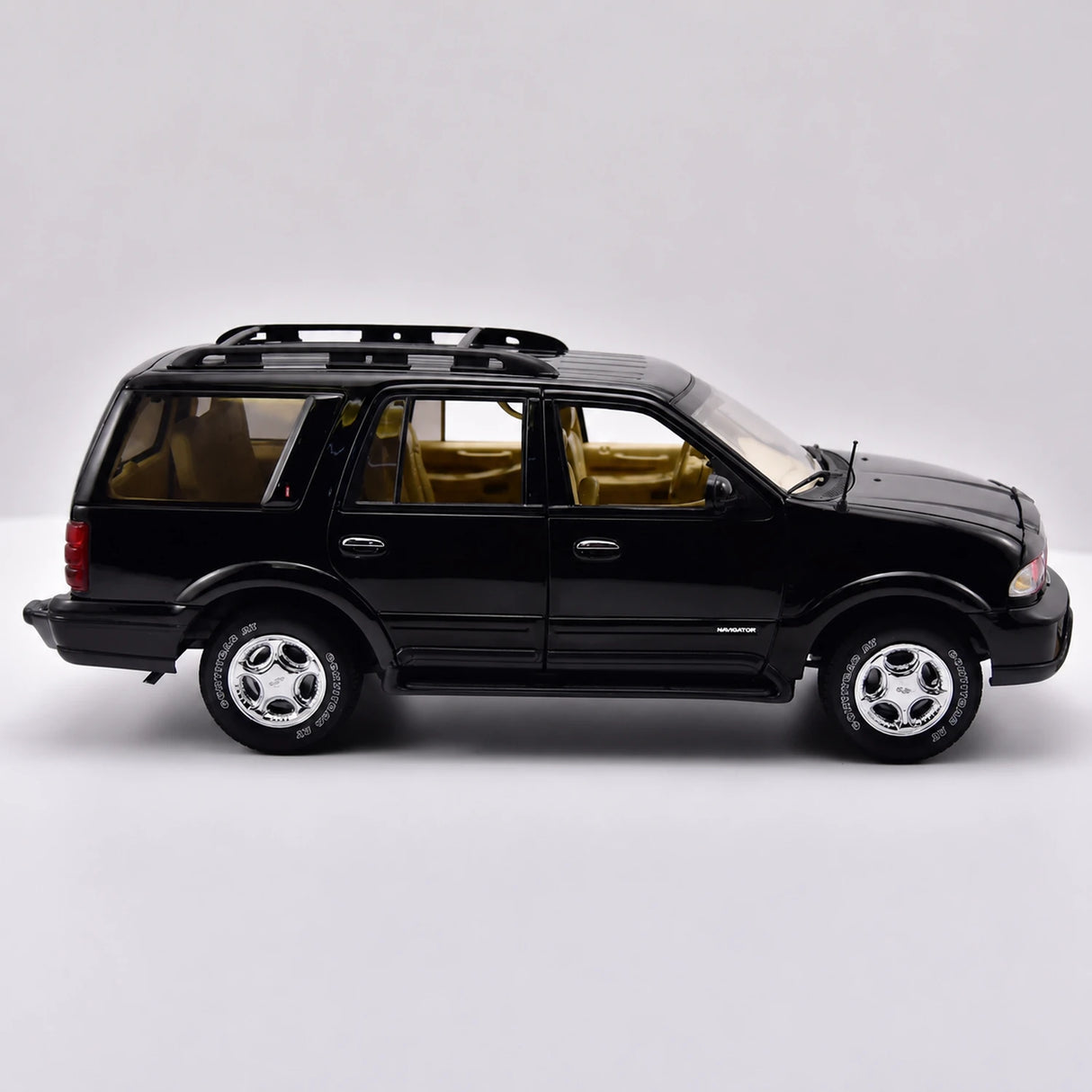 AutoArt Lincoln 2003 Navigator Black 1:18 – Keräilyvalmisteinen valumalli