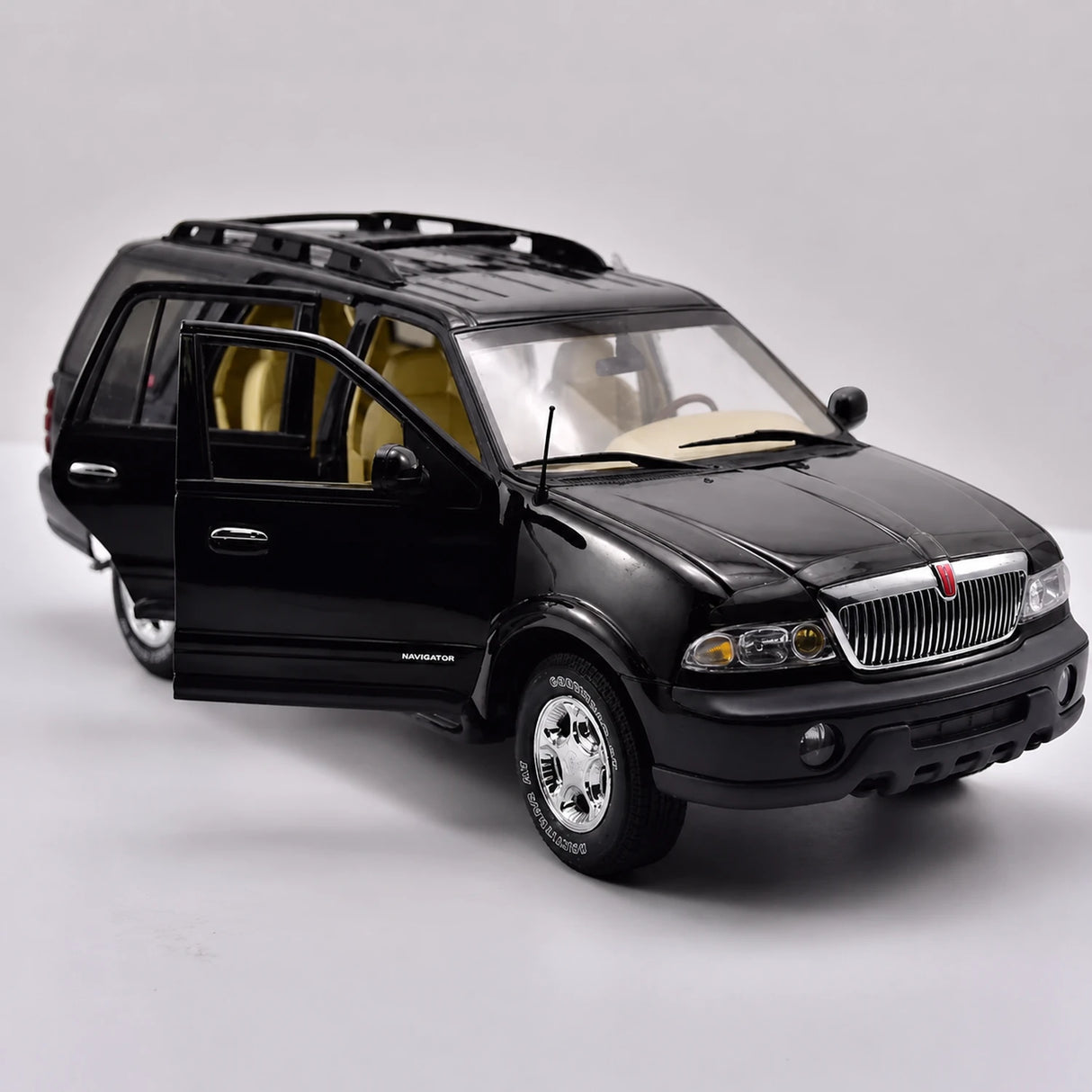 AutoArt Lincoln 2003 Navigator Black 1:18 – Keräilyvalmisteinen valumalli