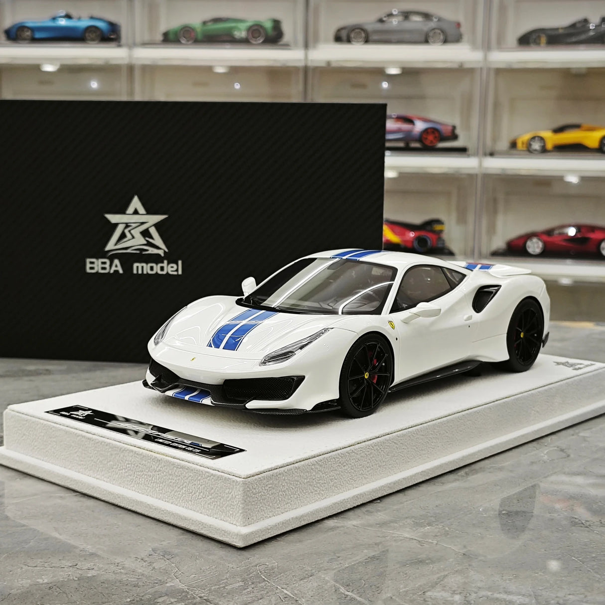 BBA Ferrari 2018 488 Pista White Blue Livery 1:18 – Sammelobjekt-Harz-Modell-Harz