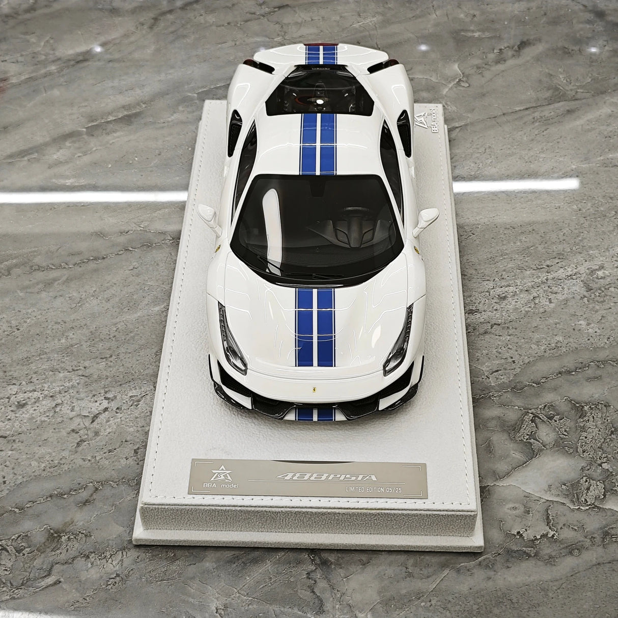 BBA Ferrari 2018 488 Pista White Blue Livery 1:18 – Sammelobjekt-Harz-Modell-Harz