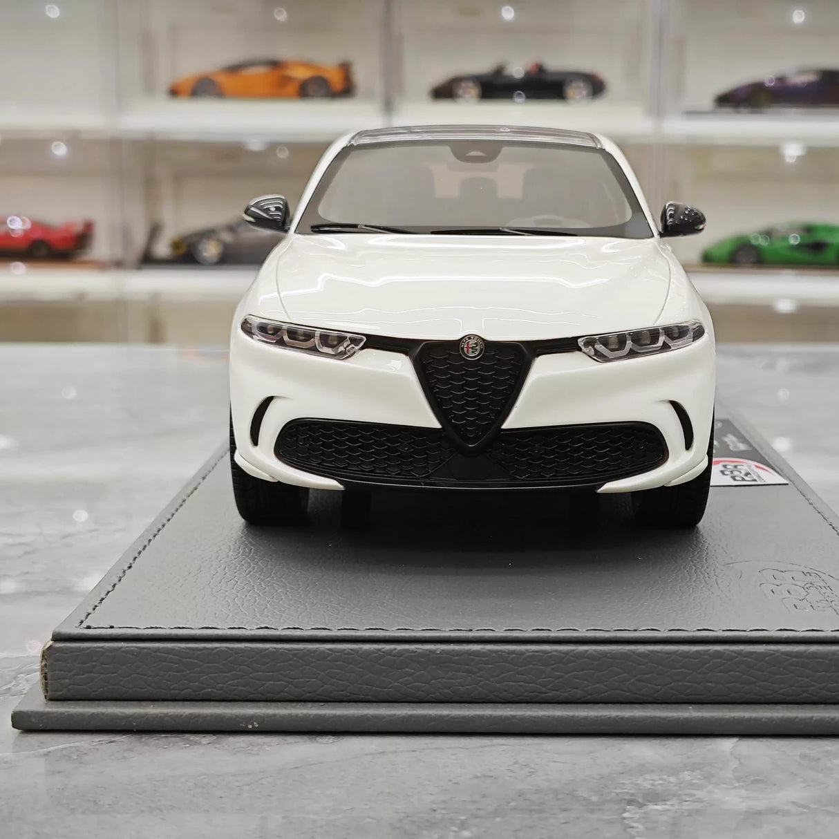 BBR Alfa Romeo 2023 Tonale White 1:18 – Resina de Modelo de Resina de Coleção