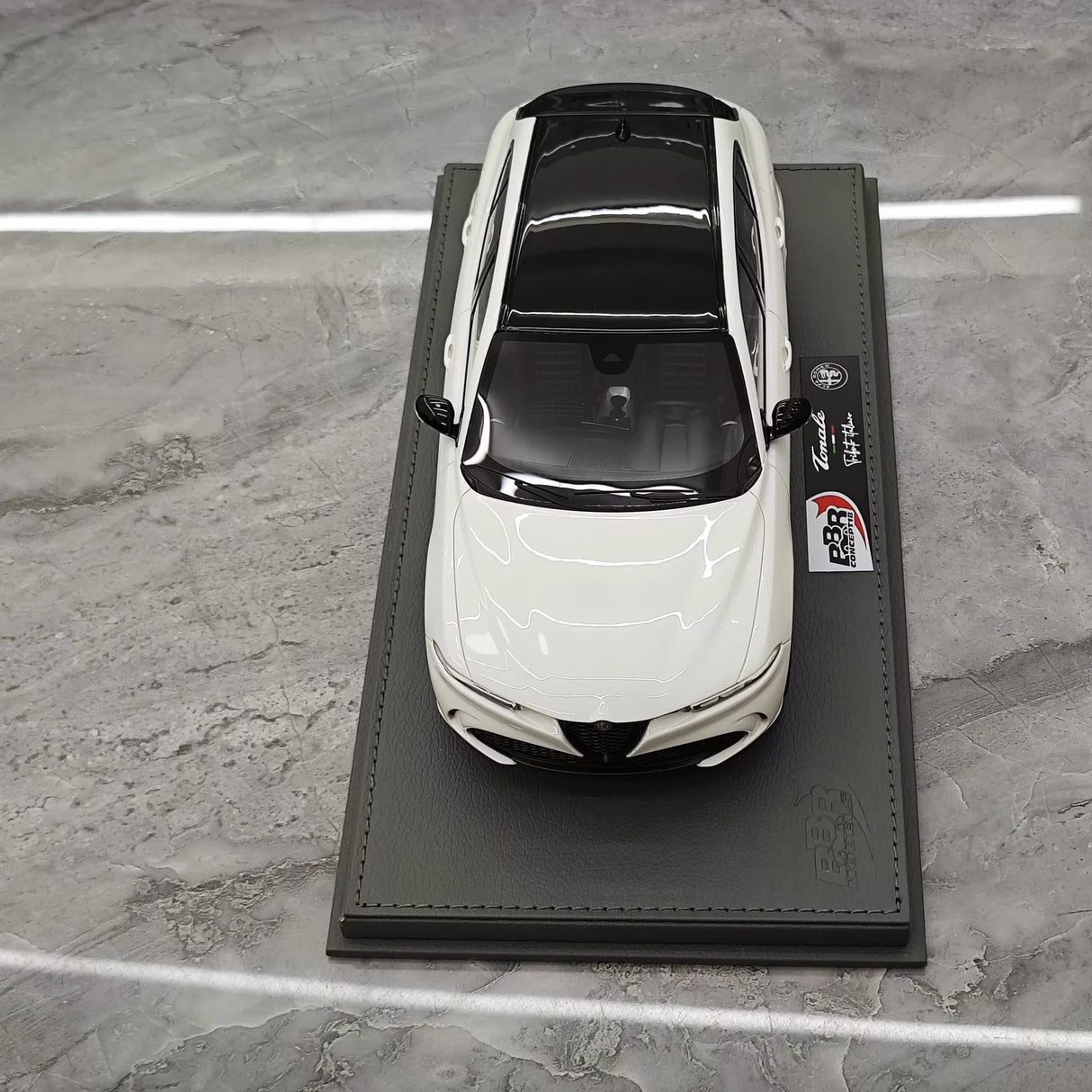 BBR Alfa Romeo 2023 Tonale White 1:18 – Resina de Modelo de Resina de Coleção