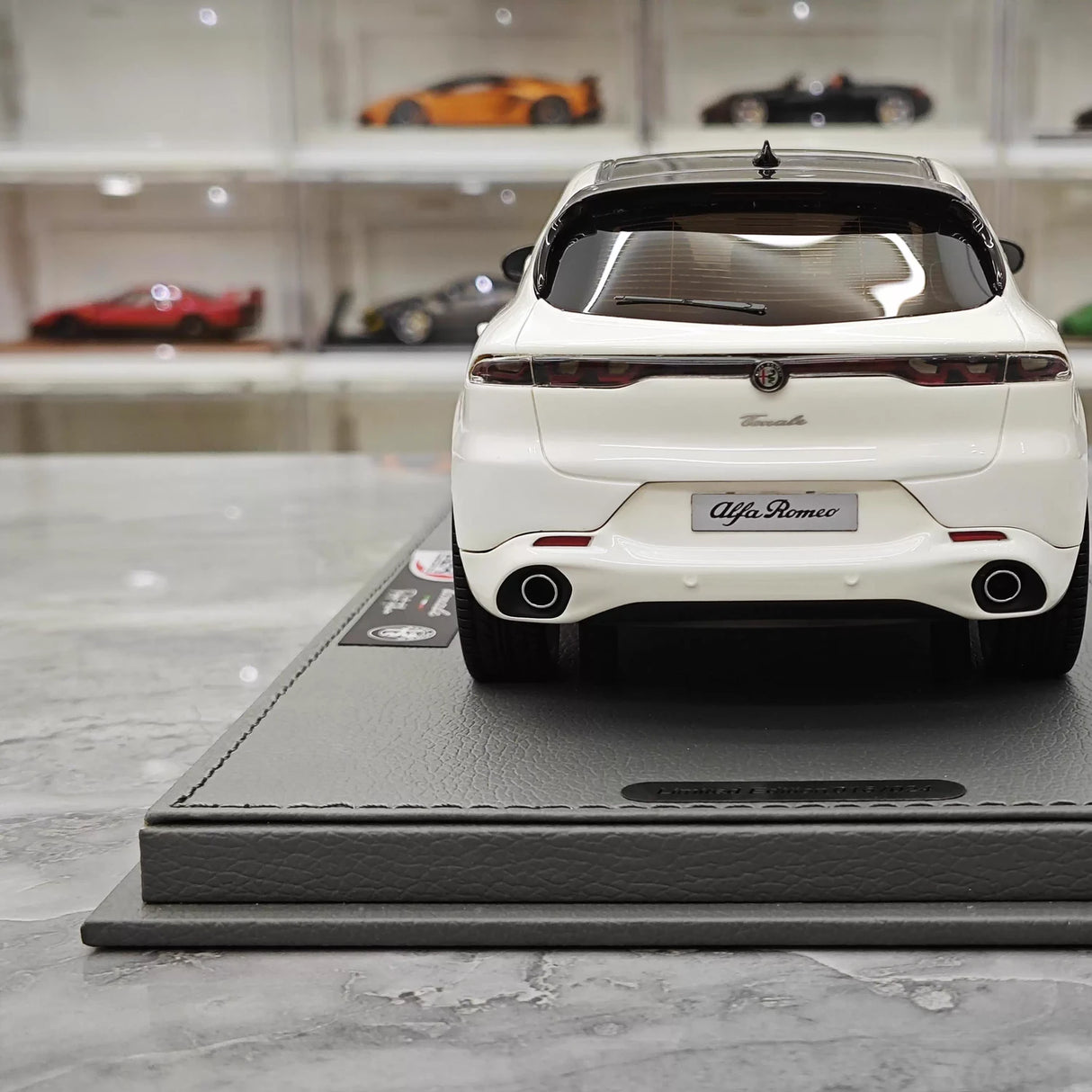 BBR Alfa Romeo 2023 Tonale White 1:18 – Resina de Modelo de Resina de Coleção