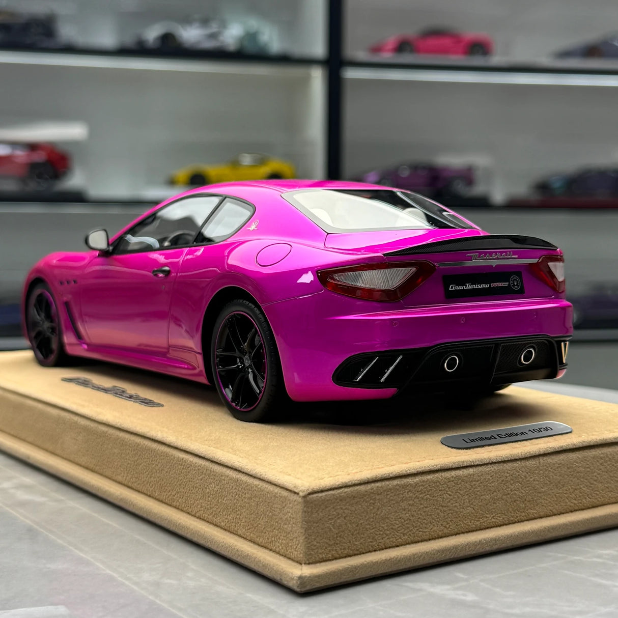 BBR Maserati 2011 GranTurismo MC Stradale Pink 1:18 – Sammelobjekt-Resin-Modellharz