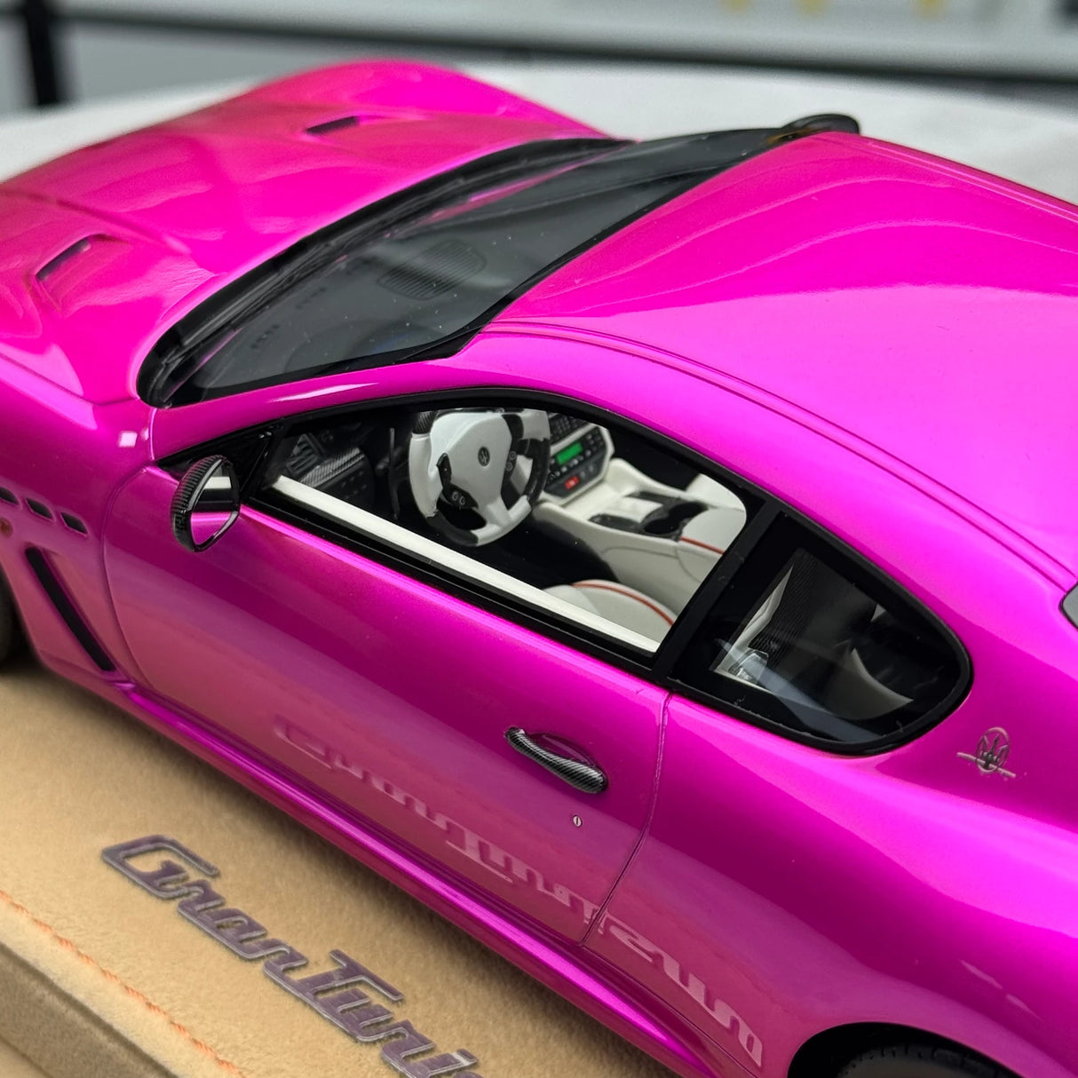 BBR Maserati 2011 GranTurismo MC Stradale Pink 1:18 – Sammelobjekt-Resin-Modellharz