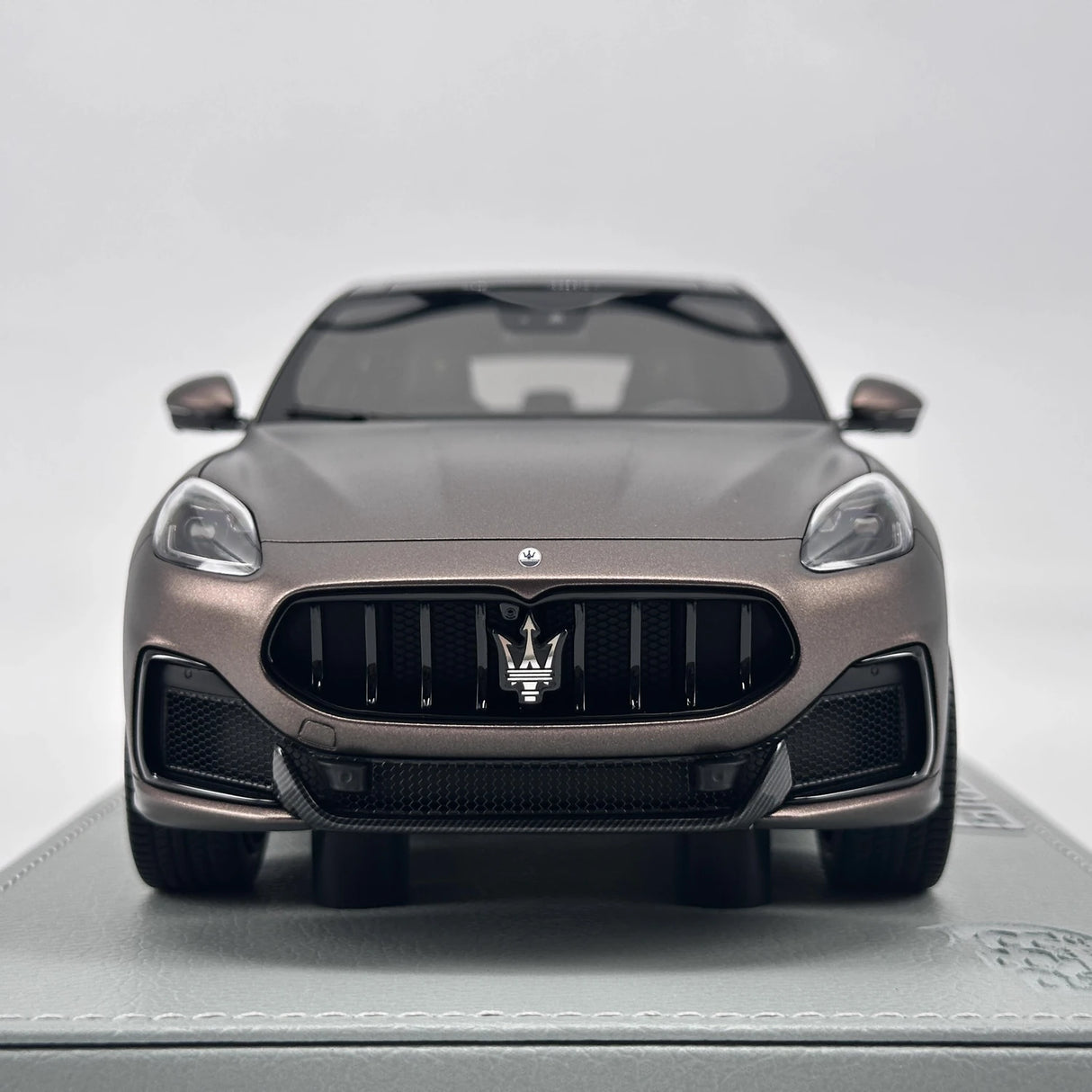 BBR Maserati 2023 Grecale Trofeo Brown 1:18 – kolekcjonerski model żywicy z żywicy