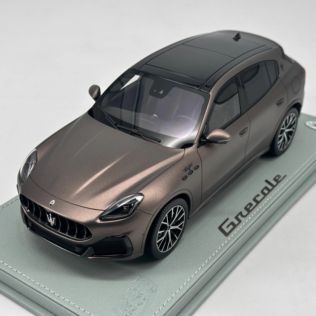 BBR Maserati 2023 Grecale Trofeo Brown 1:18 – kolekcjonerski model żywicy z żywicy