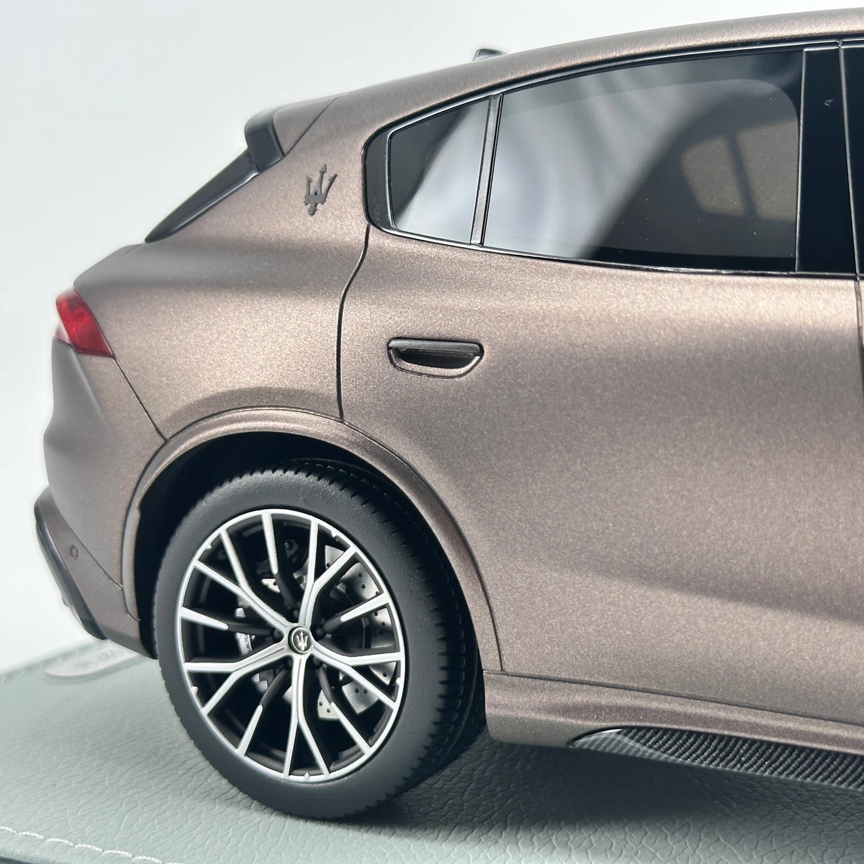 BBR Maserati 2023 Grecale Trofeo Brown 1:18 – kolekcjonerski model żywicy z żywicy