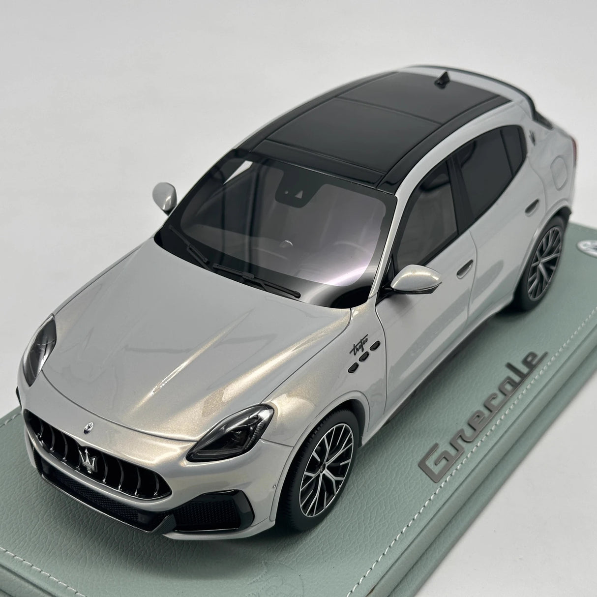 BBR Maserati 2023 Grecale Trofeo Silver 1:18 – kolekcjonerski model żywicy
