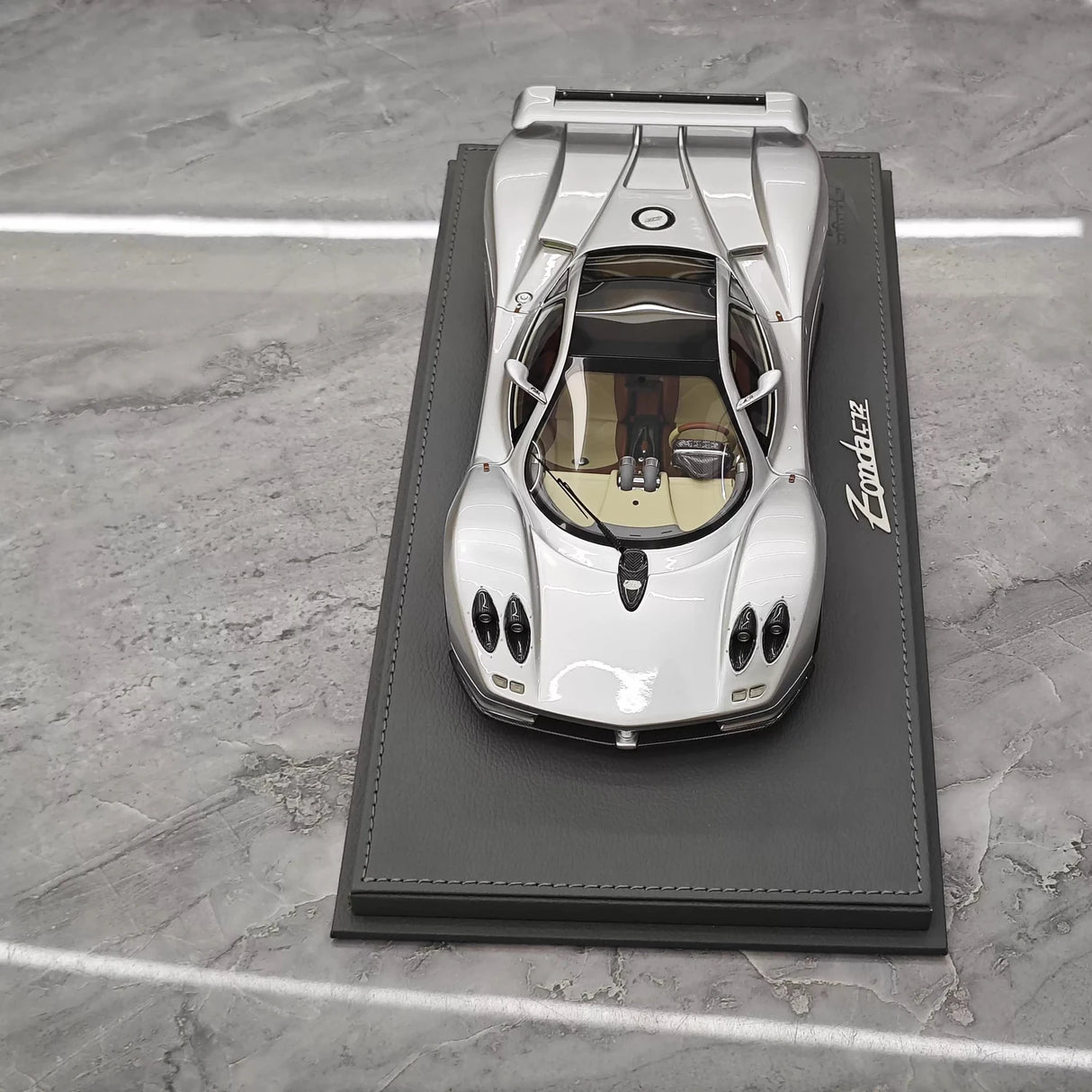 BBR Pagani 1999 Zonda C12 Silver 1:18 – kolekcjonerska żywica modelowa