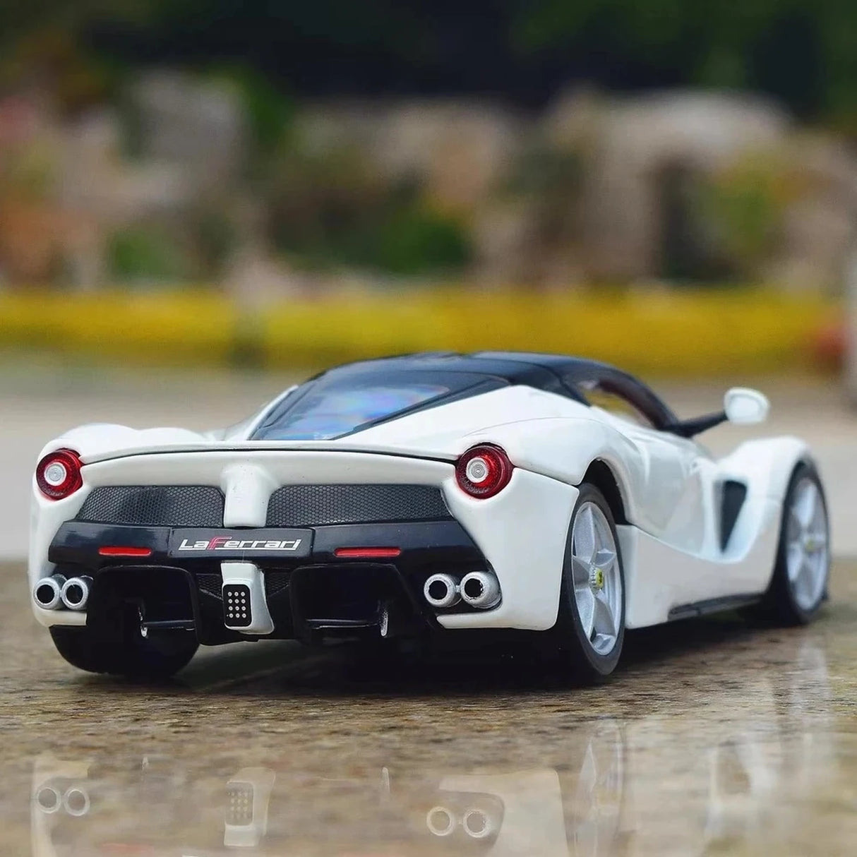 Bburago Ferrari 2016 LaFerrari White 1:24 – Valuvalettu näyttömalli