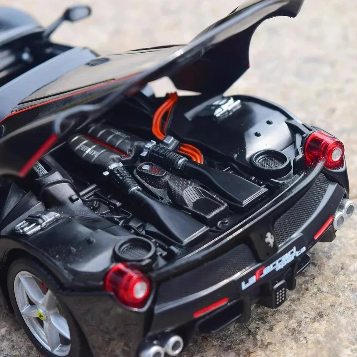 Bburago Ferrari 2016 LaFerrari Aperta Black 1:24 – Diecast Display Model Die-Cast