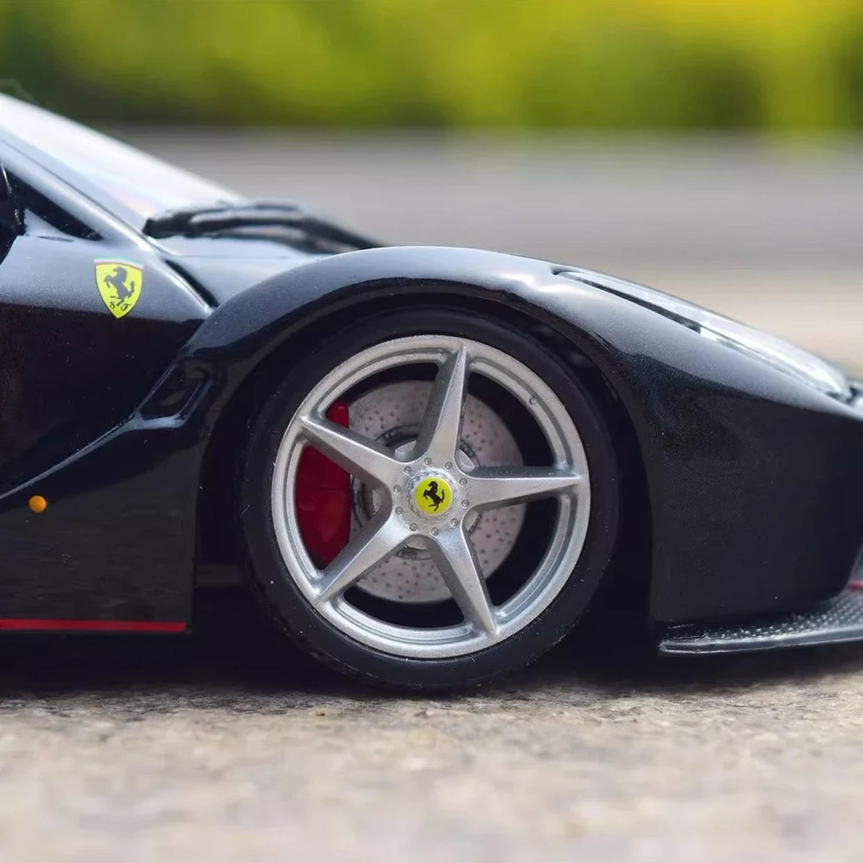 Bburago Ferrari 2016 LaFerrari Aperta Black 1:24 – Diecast Display Model Die-Cast