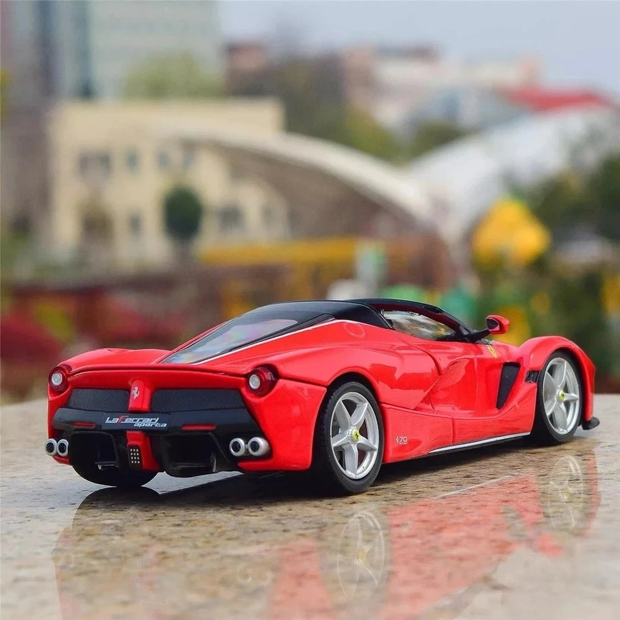 Bburago Ferrari 2016 LaFerrari Aperta Red 1:24 – Diecast Display Model Die-Cast